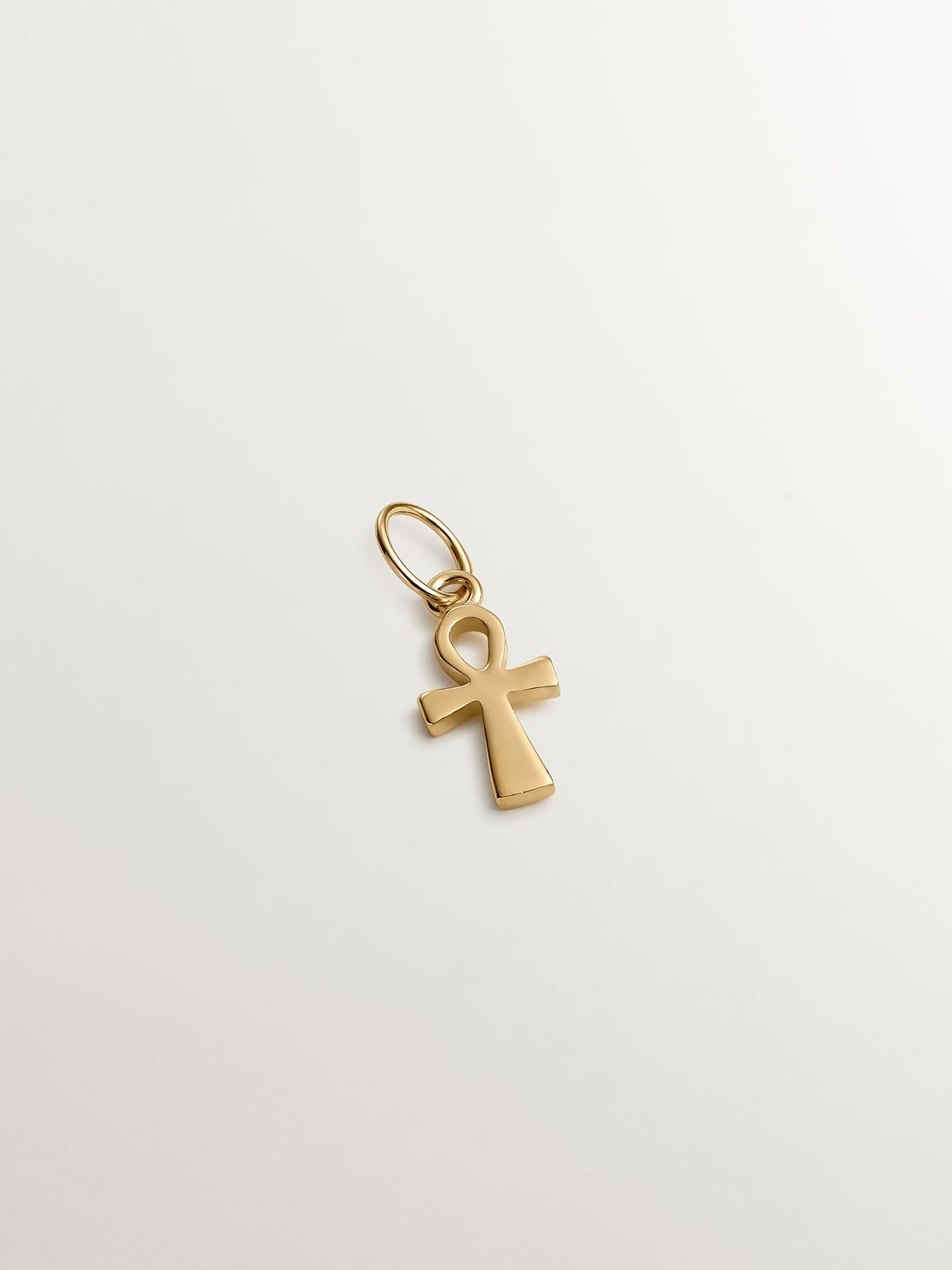 Charm de plata 925 bañada en oro amarillo de 18K con cruz ansada