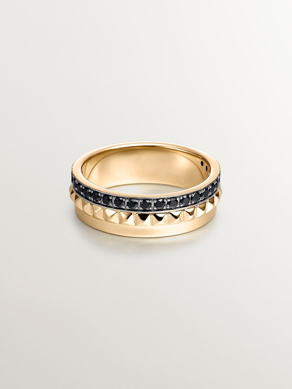 Anillo ancho de plata 925 bañada en oro amarillo de 18K con textura y espinelas negras