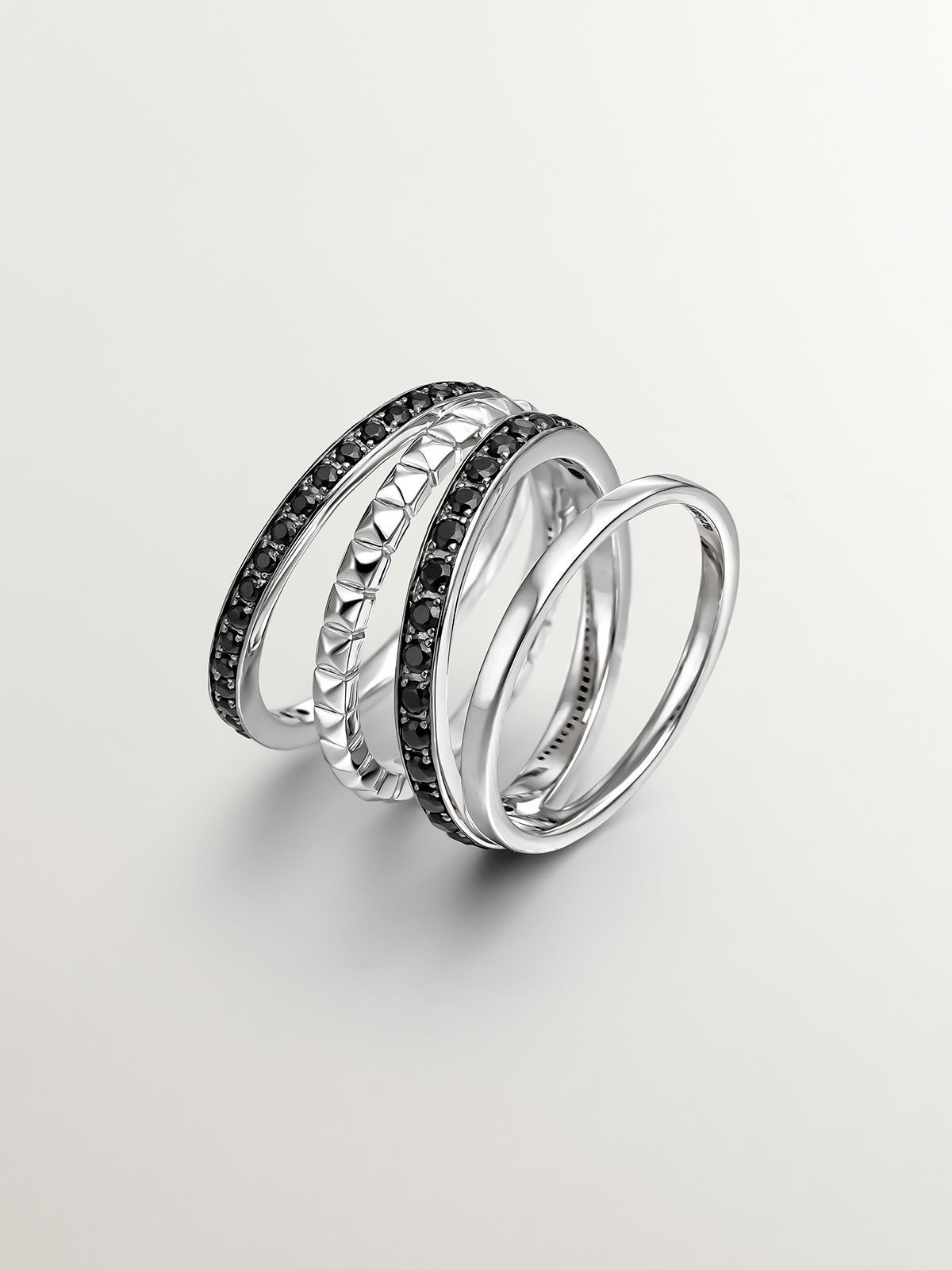 Anillo multibrazo de plata 925 bañada con relieve y espinelas negras