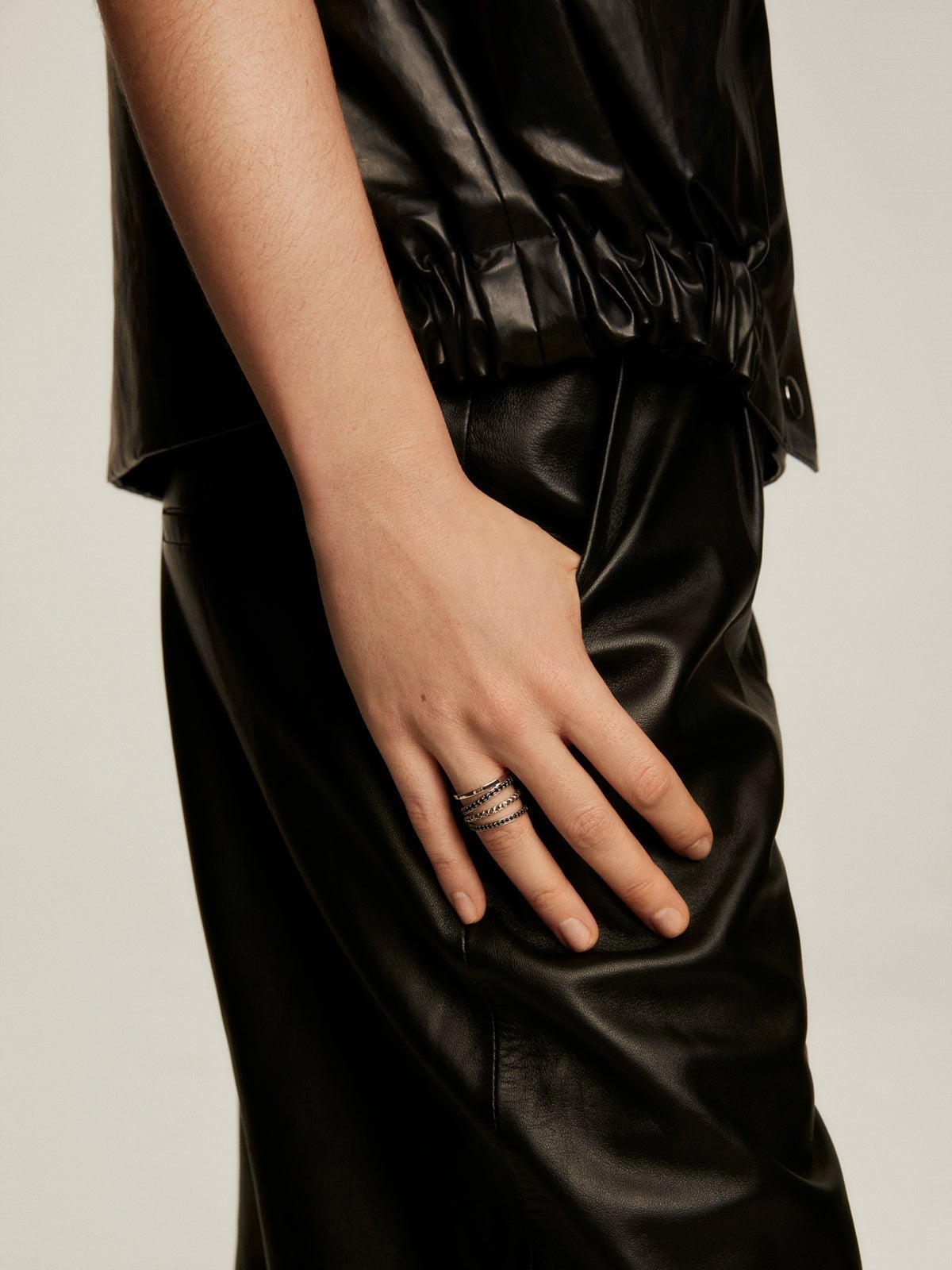 Anillo multibrazo de plata 925 bañada con relieve y espinelas negras