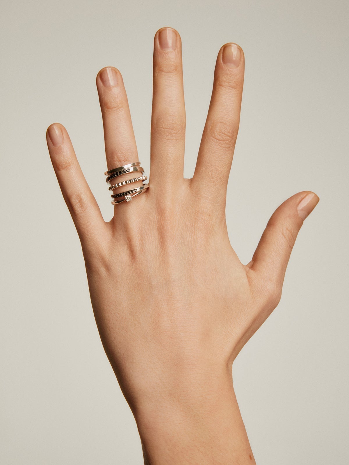 Anillo multibrazo de plata 925 bañada con relieve y espinelas negras