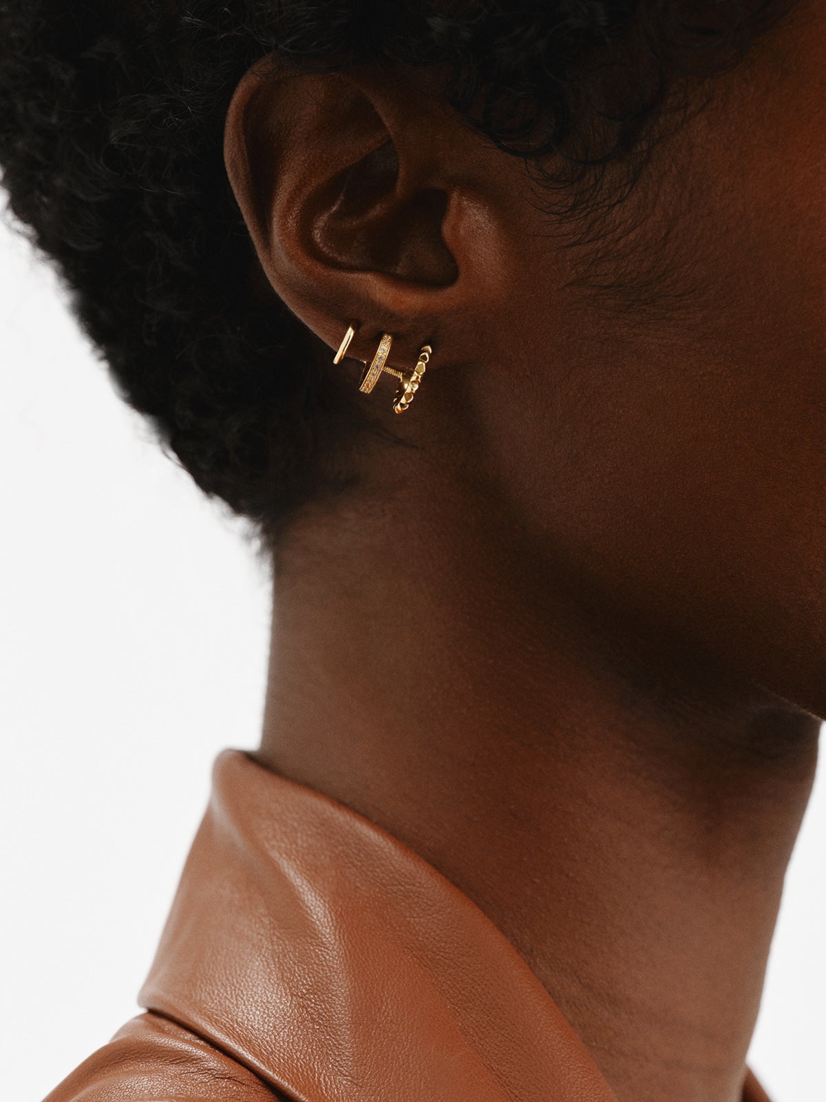 Pendientes trepadores de plata 925 bañada en oro amarillo de 18K con topacios blancos