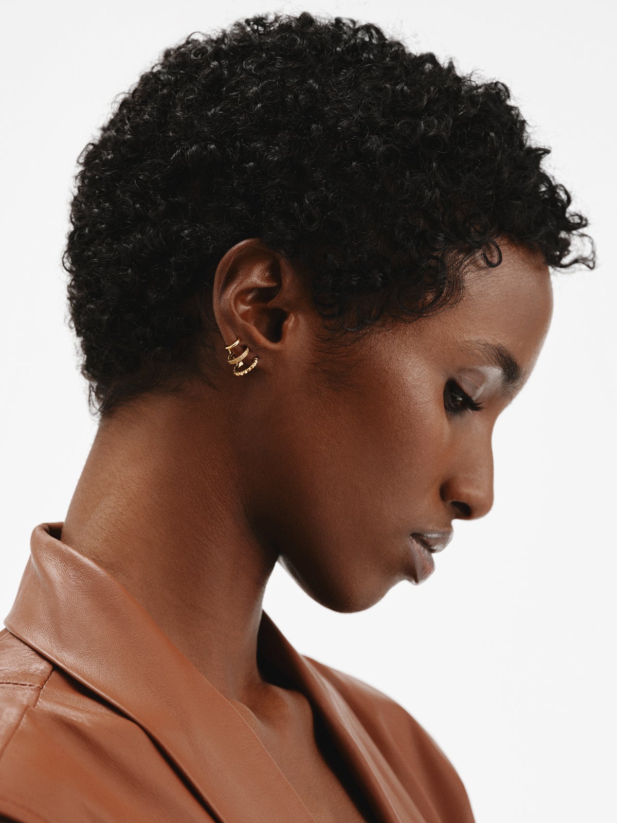 Pendientes trepadores de plata 925 bañada en oro amarillo de 18K con topacios blancos