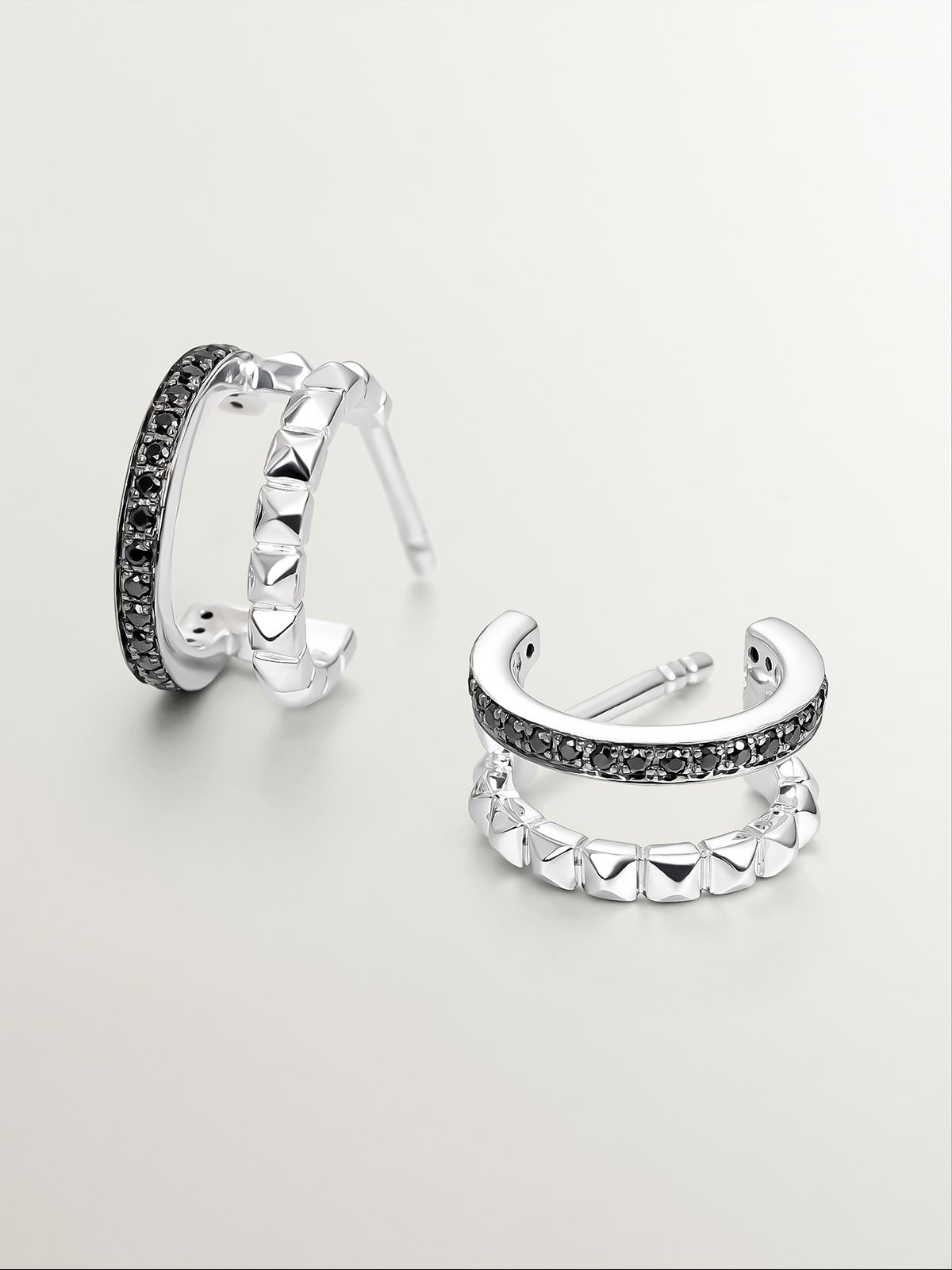 Pendientes pequeños de aro doble de plata 925 con relieve y espinelas negras