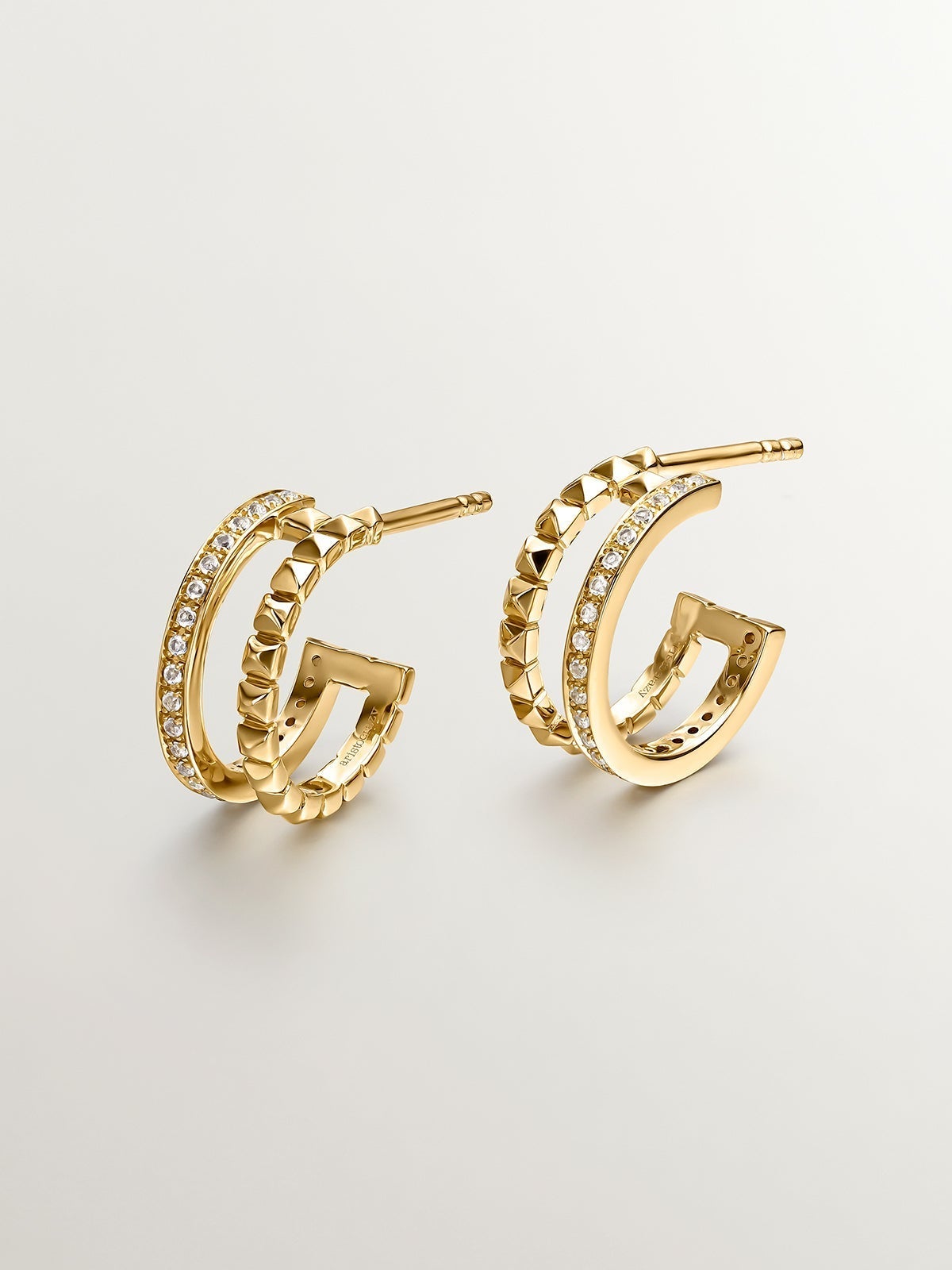 Pendientes de aro dobles de plata 925 bañada en oro amarillo de 18K con relieve y topacios blancos