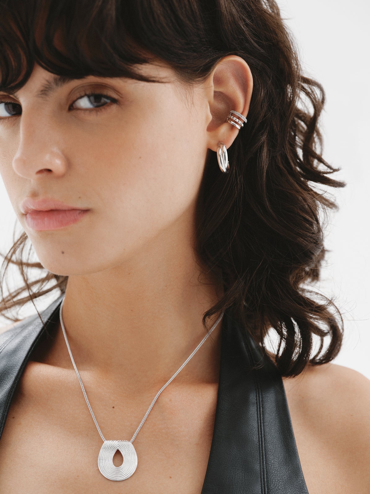Earcuff de plata 925 con relieve y topacios blancos