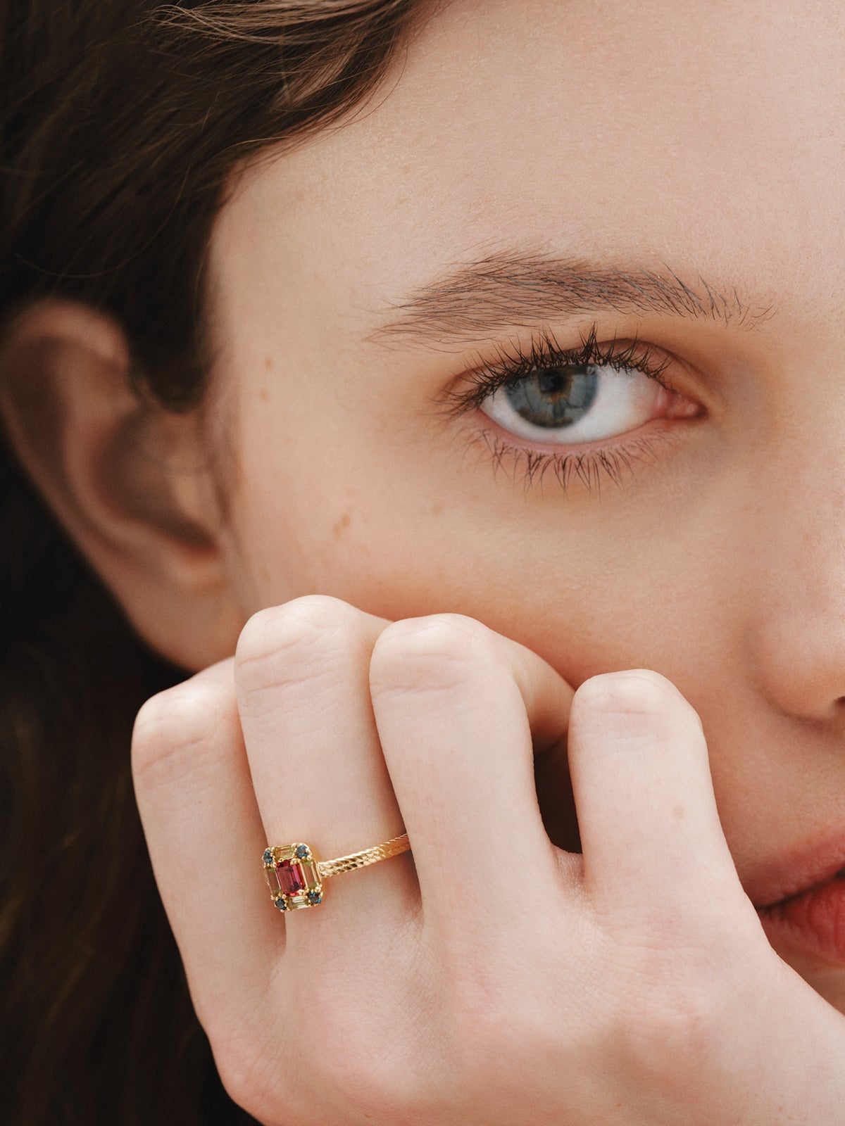 Anillo de plata 925 bañada en oro amarillo de 18K con rodolita, peridoto y topacio