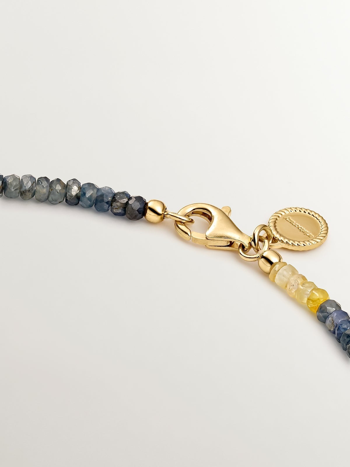 Collar de plata 925 bañada en oro amarillo de 18K con bolas de zafiros multicolor