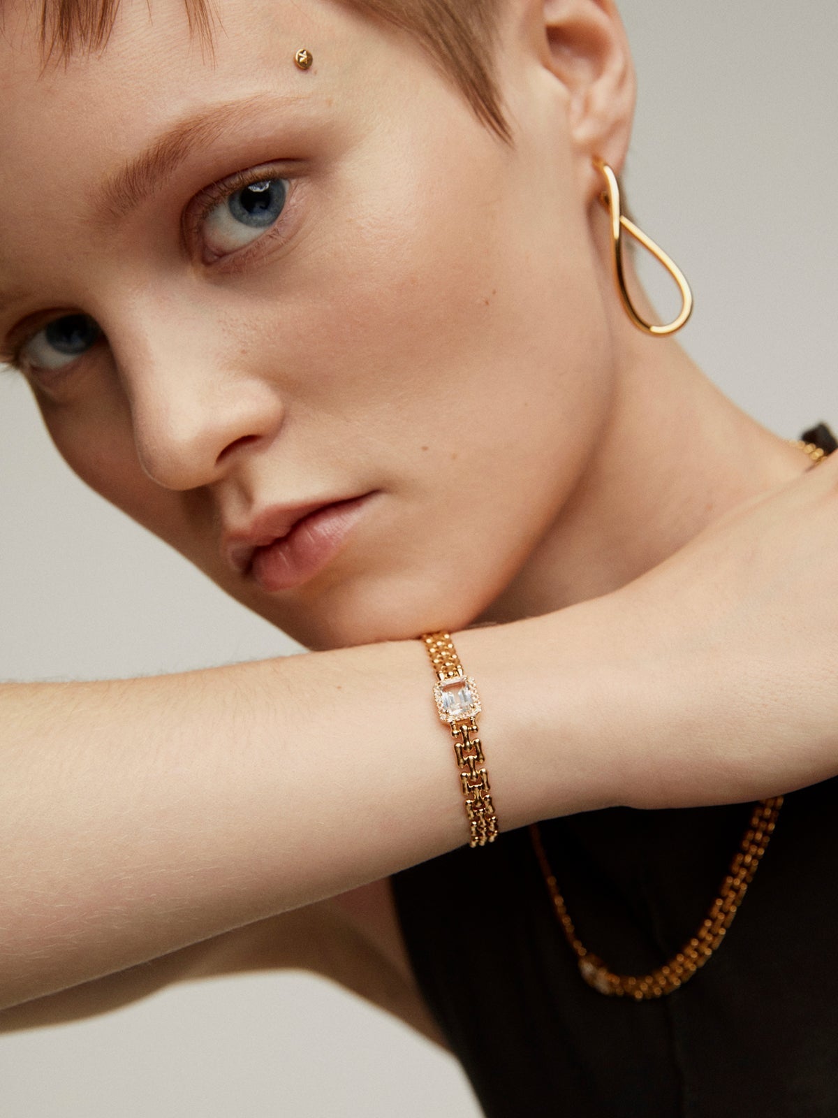 Pulsera de eslabones panter de plata 925 bañada en oro amarillo de 18K con topacios blancos