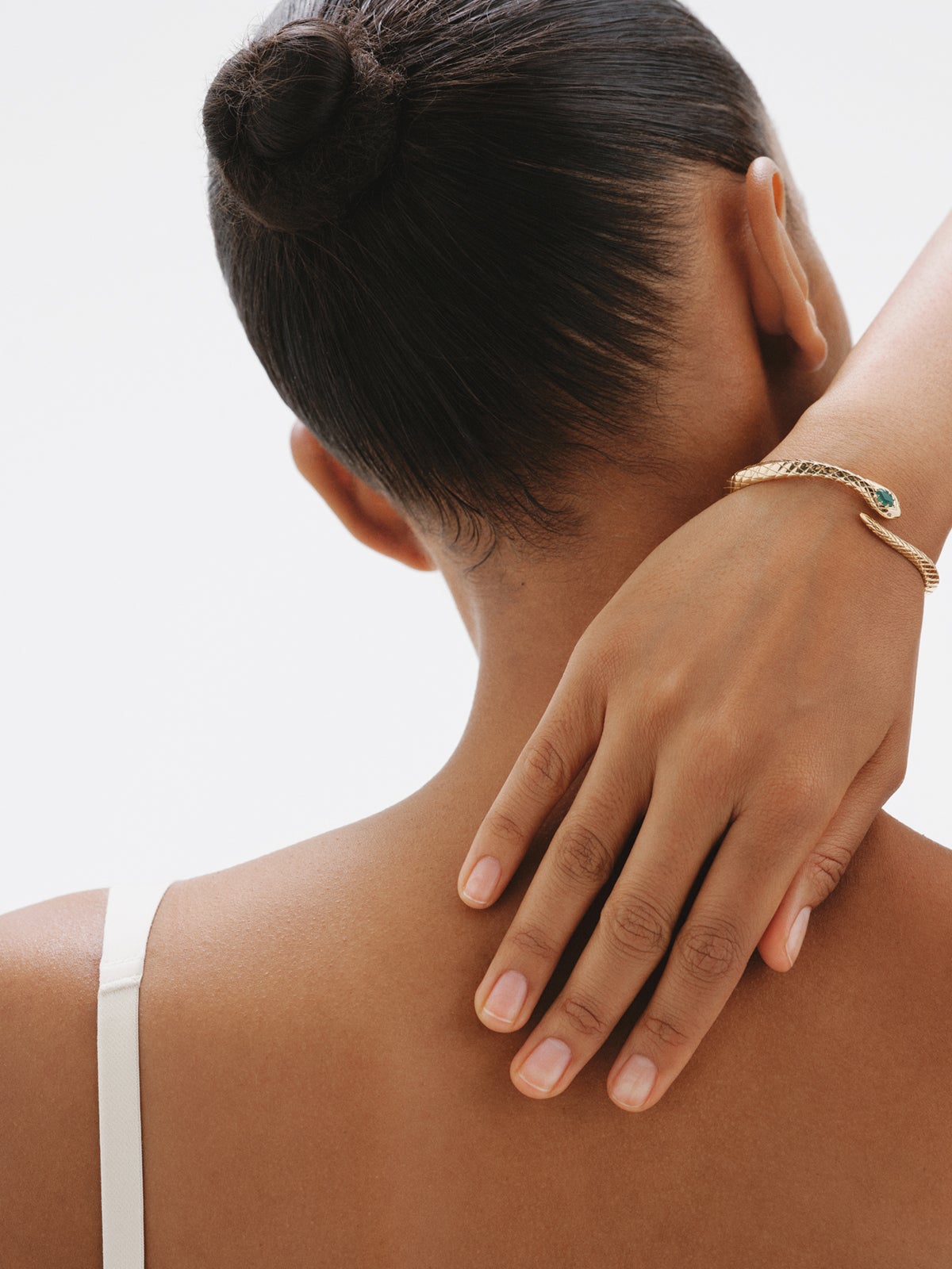 Pulsera rígida de plata 925 bañada en oro amarillo de 18K con ónix verde y con forma de serpiente