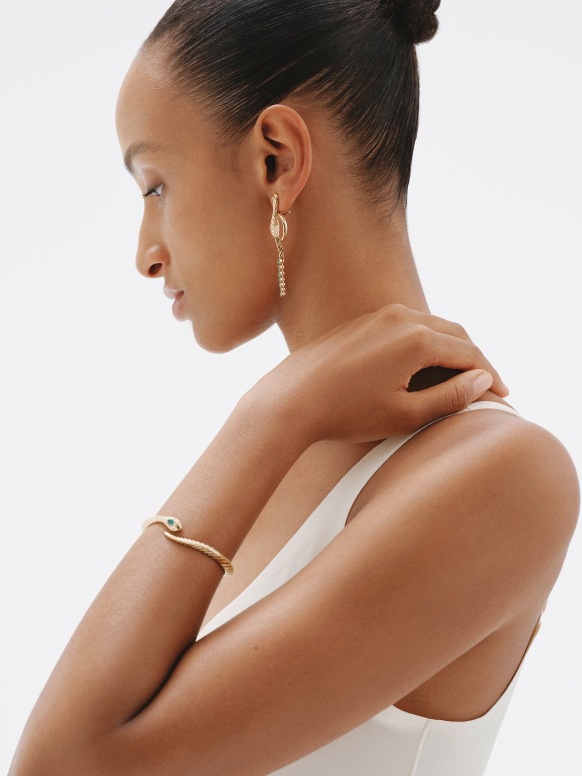 Pulsera rígida de plata 925 bañada en oro amarillo de 18K con ónix verde y con forma de serpiente