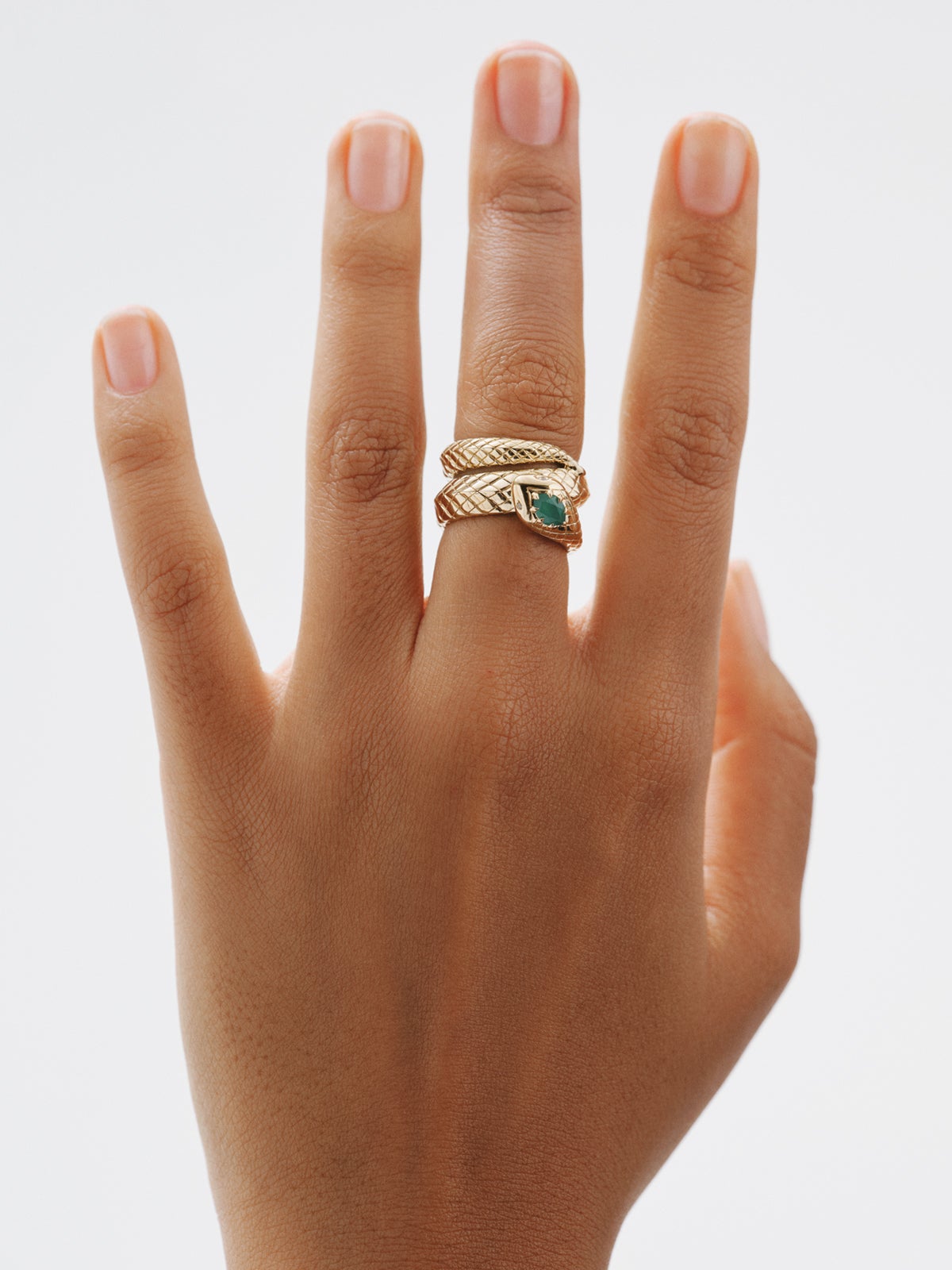 Anillo de plata 925 bañada en oro amarillo de 18K con ónix verde y con forma de serpiente