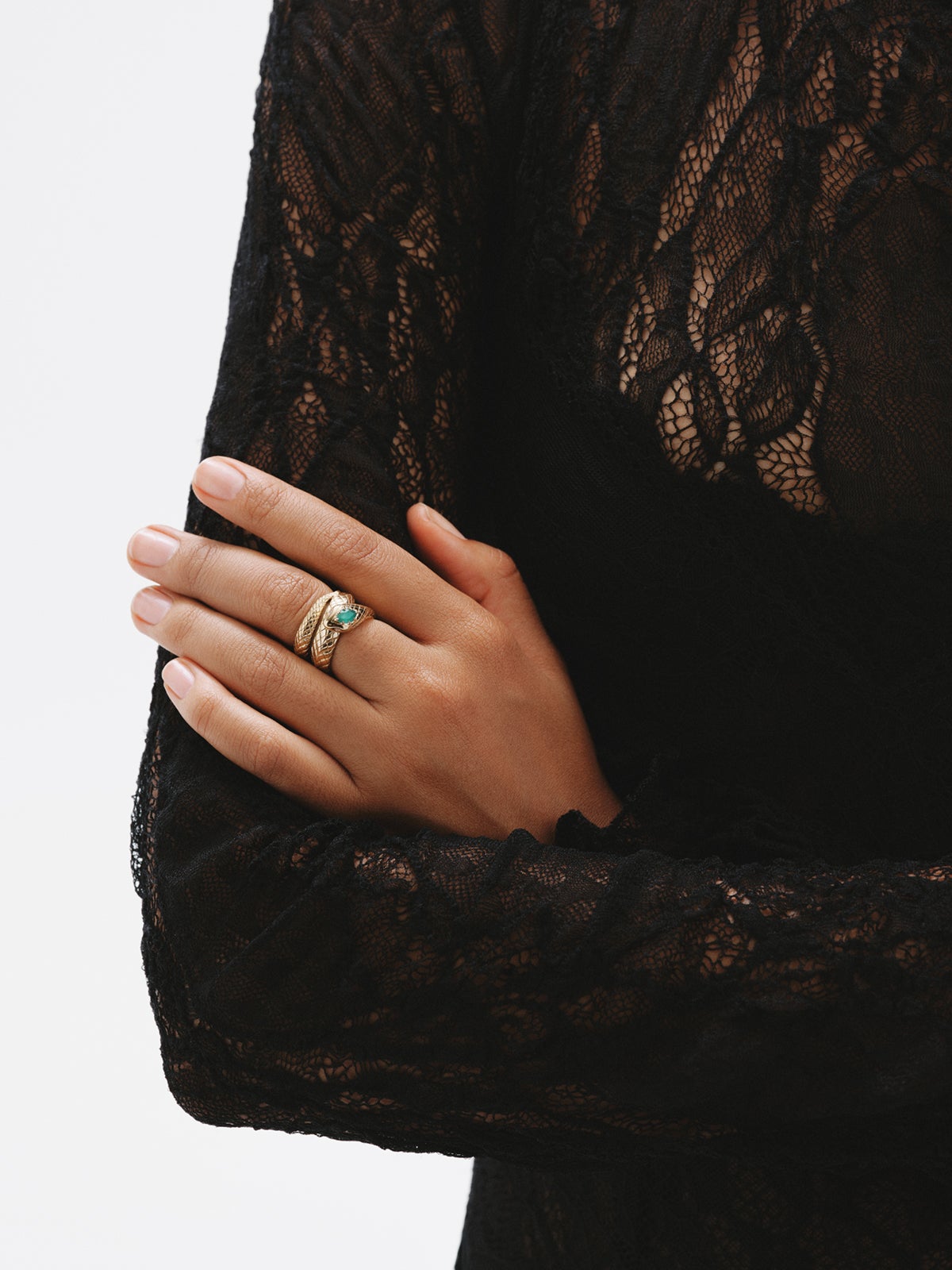 Anillo de plata 925 bañada en oro amarillo de 18K con ónix verde y con forma de serpiente