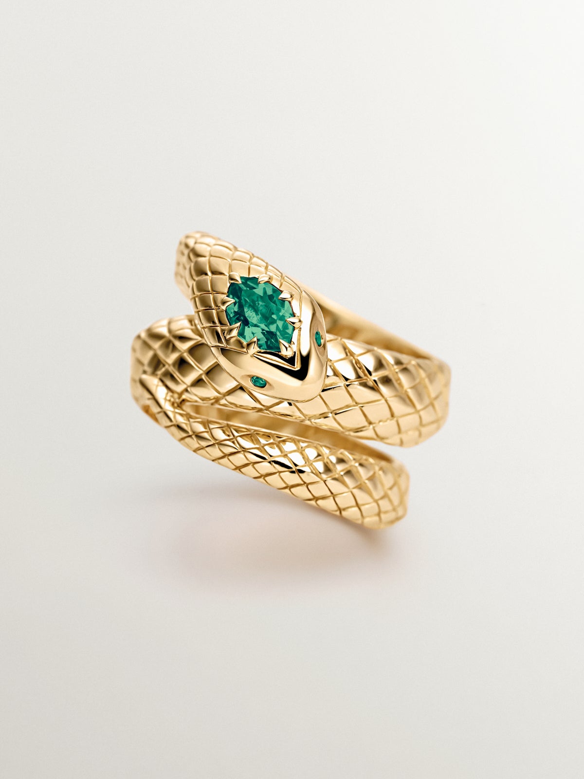 Anillo de plata 925 bañada en oro amarillo de 18K con ónix verde y con forma de serpiente