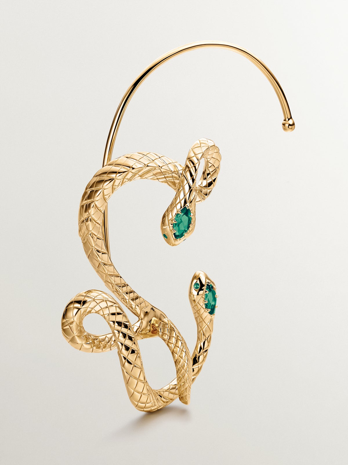 Pendiente individual de plata 925 bañada en oro amarillo de 18K con ónix verde en forma de serpiente