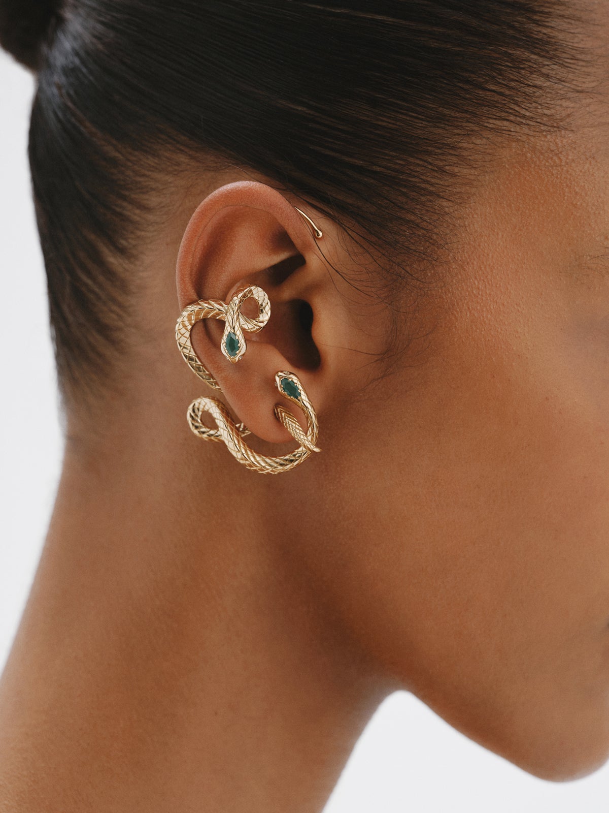 Pendiente individual de plata 925 bañada en oro amarillo de 18K con ónix verde en forma de serpiente