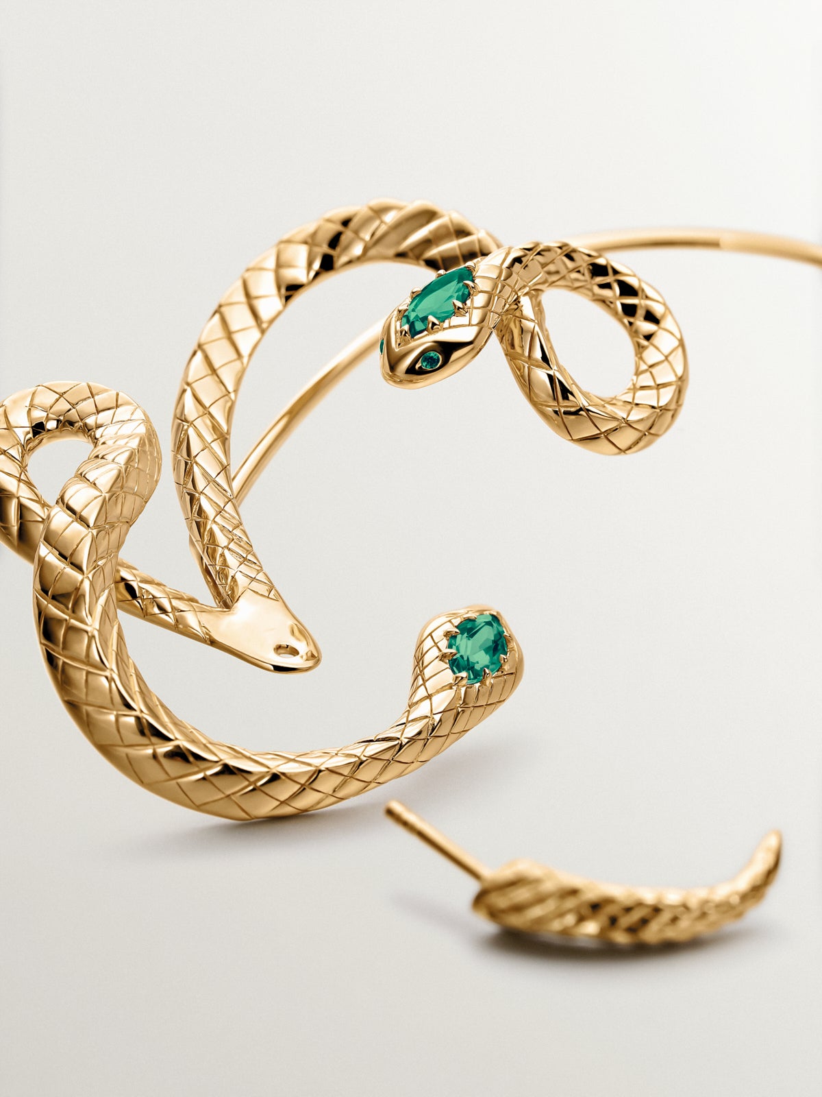 Pendiente individual de plata 925 bañada en oro amarillo de 18K con ónix verde en forma de serpiente