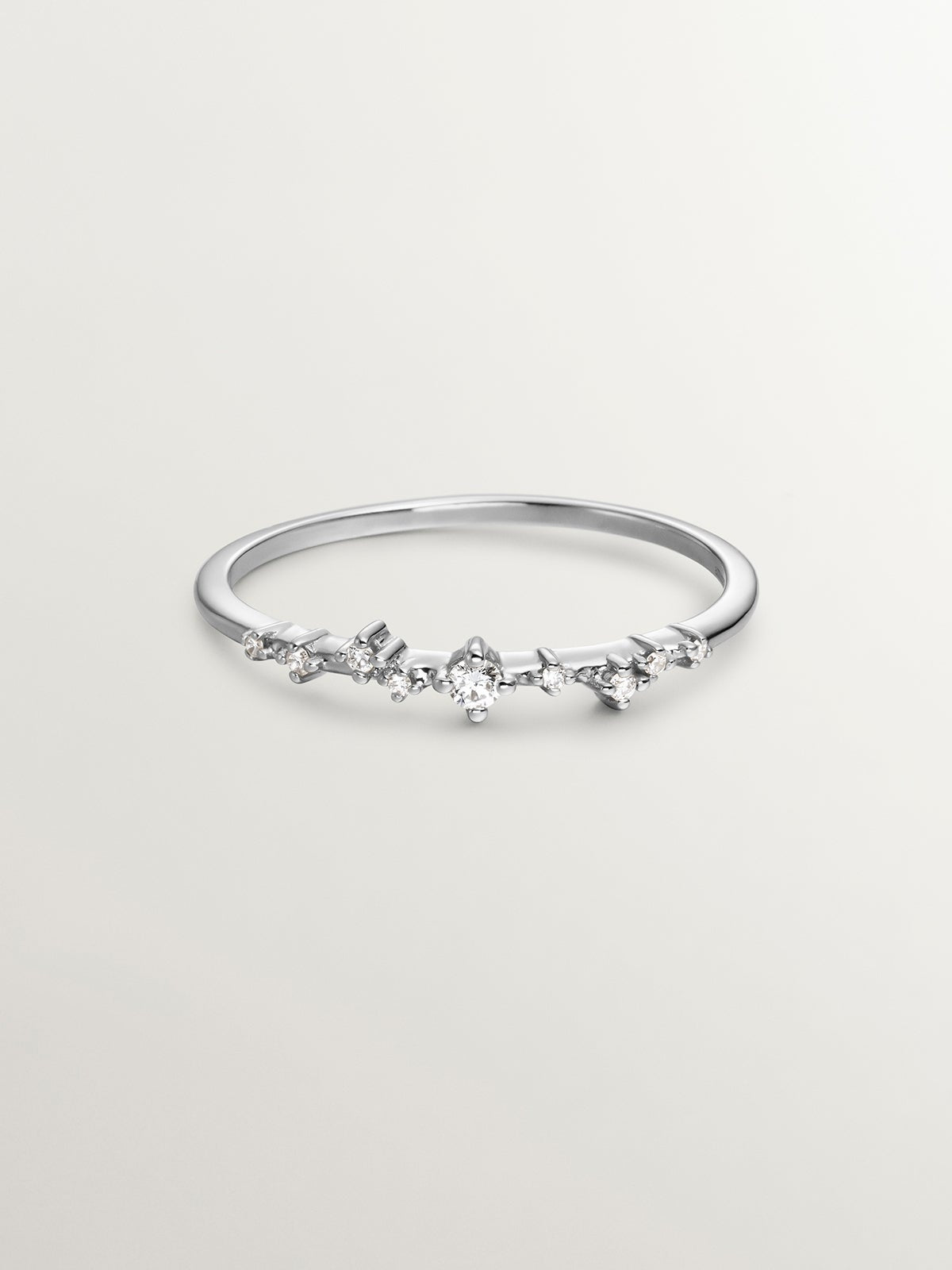 Anillo de oro blanco de 9K con diamantes