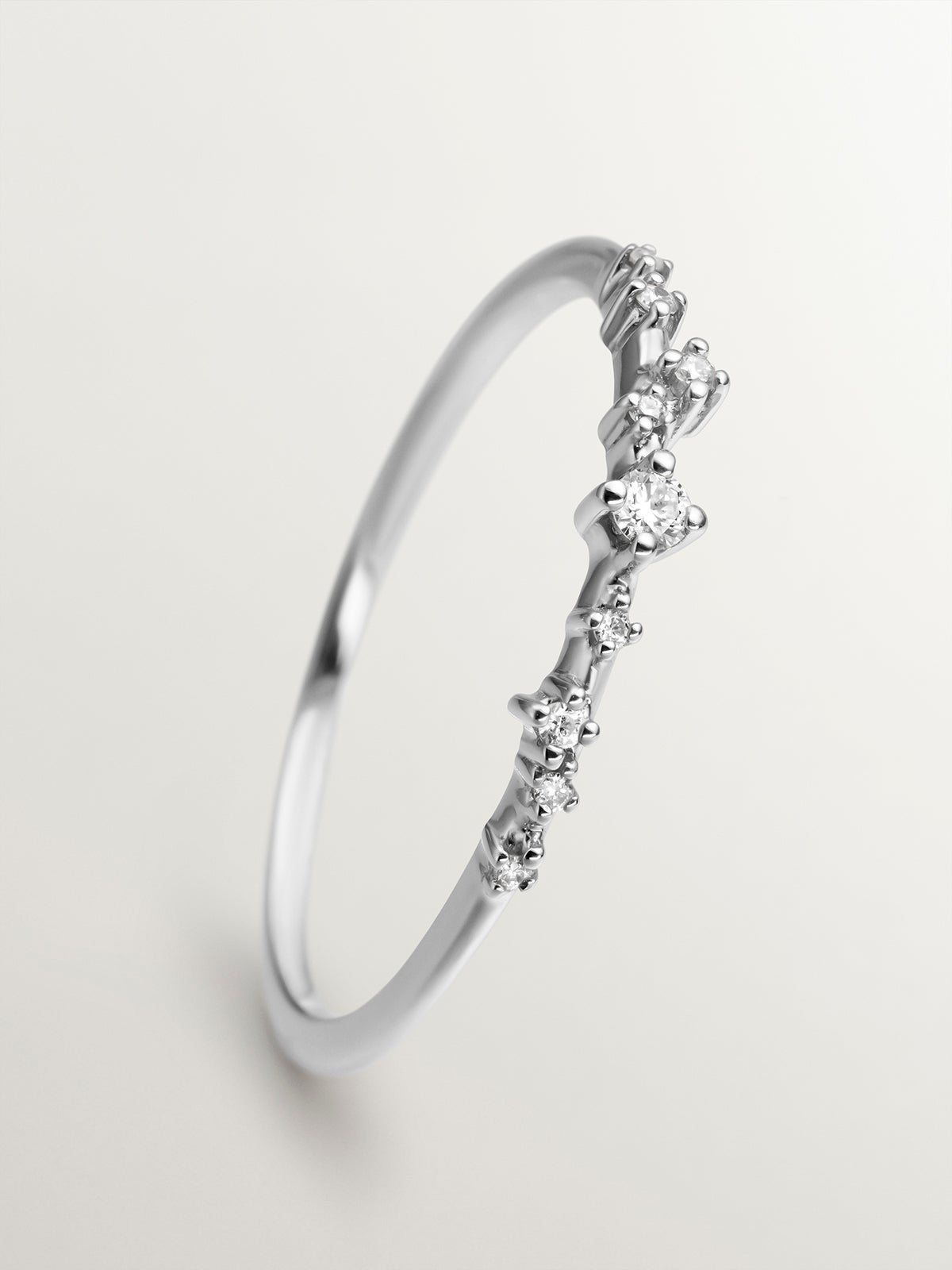 Anillo de oro blanco de 9K con diamantes