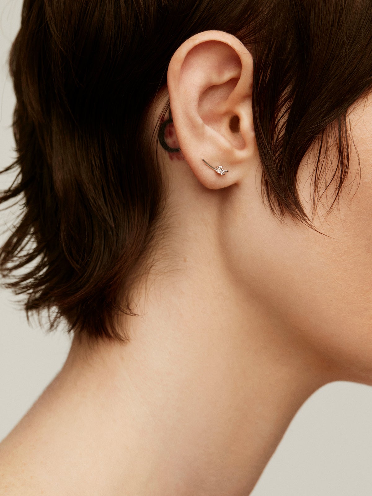 Pendiente trepador derecho de oro blanco de 9K con diamantes 0,04 cts