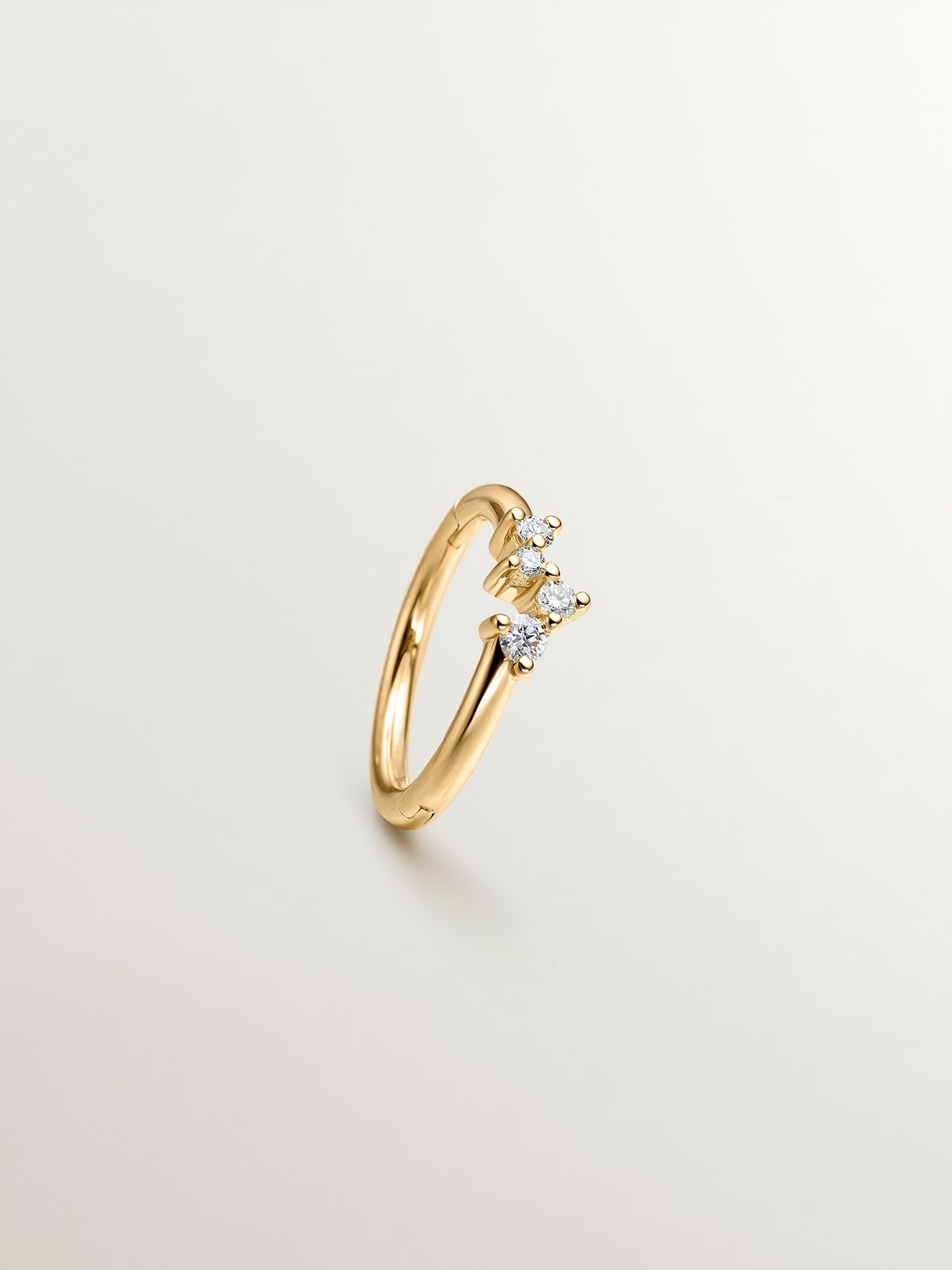 Pendiente individual pequeño de aro de oro amarillo de 18K con diamantes