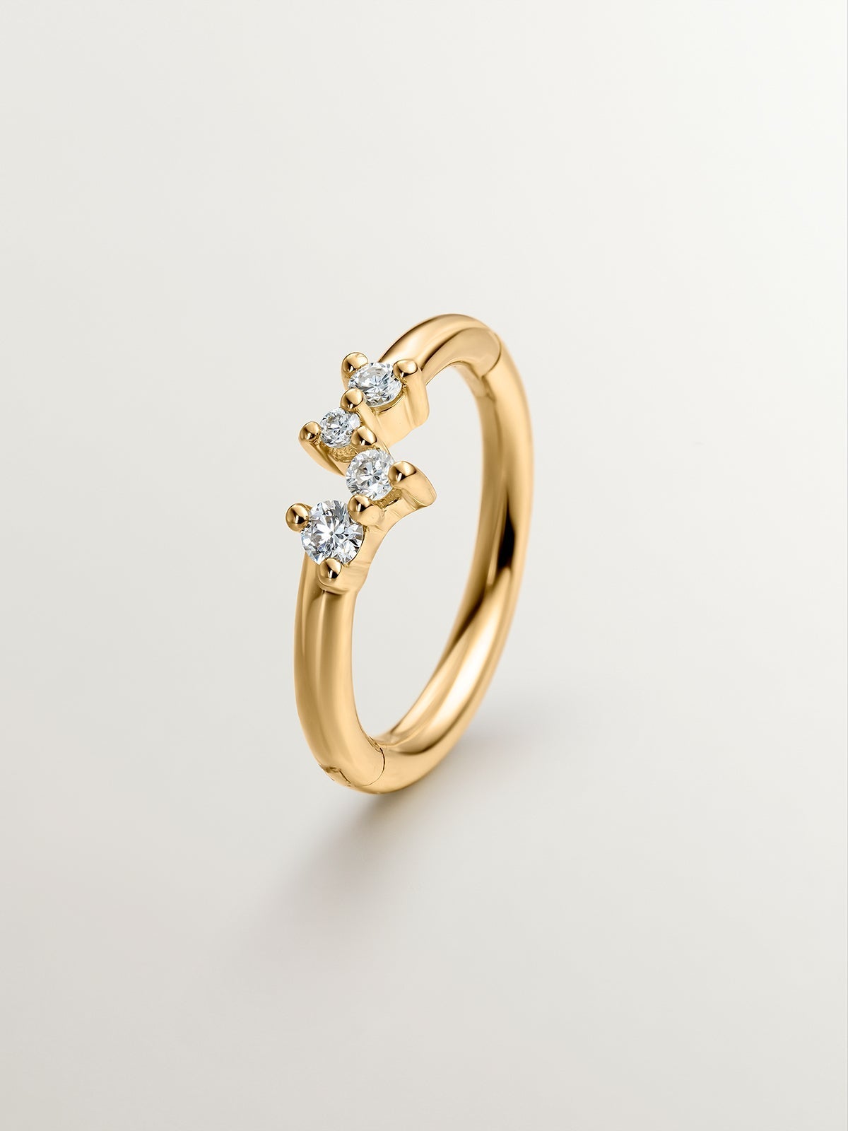 Pendiente individual pequeño de aro de oro amarillo de 18K con diamantes