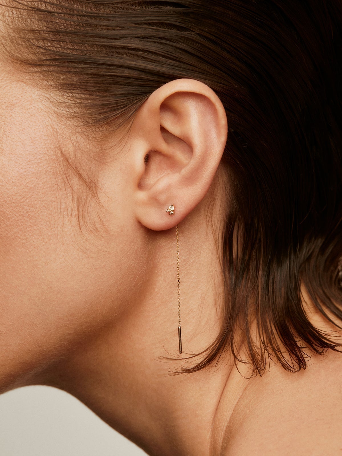 Pendiente individual de oro amarillo de 18K con cadena y diamantes