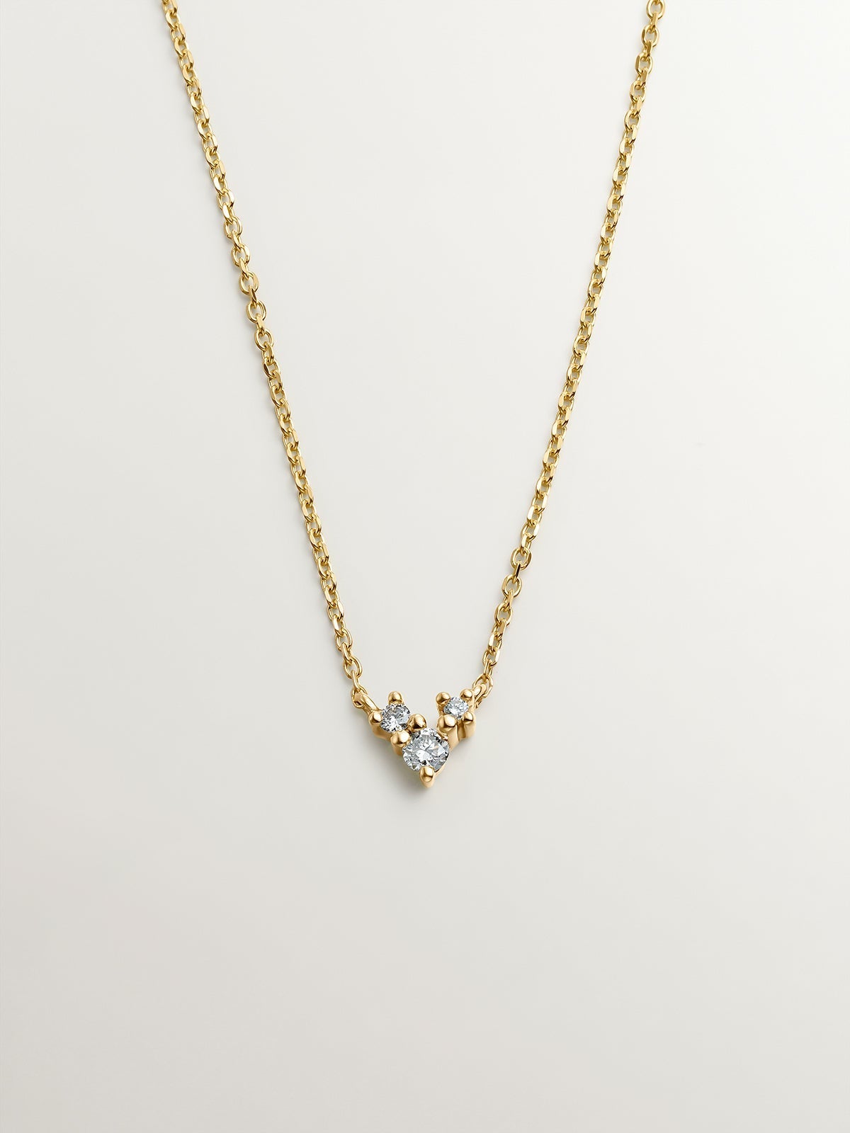 Colgante de oro amarillo de 18K con tres diamantes