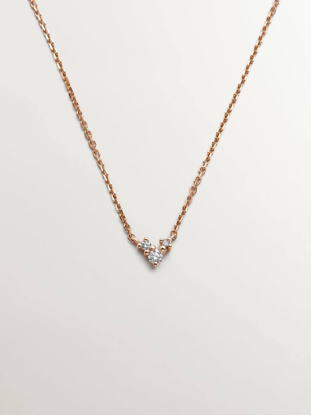 Colgante de oro rosa de 9K con triple diamante