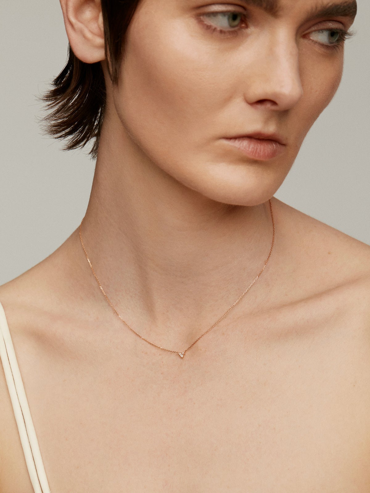 Colgante de oro rosa de 9K con triple diamante