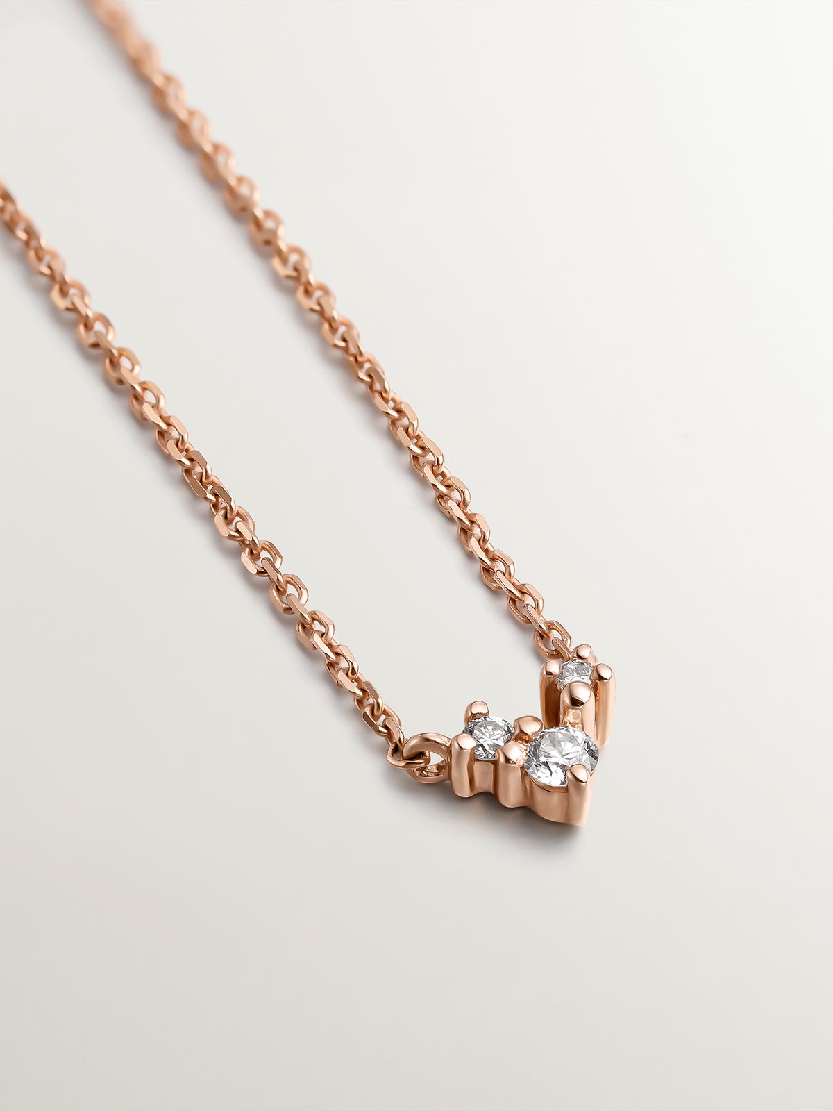 Colgante de oro rosa de 9K con triple diamante