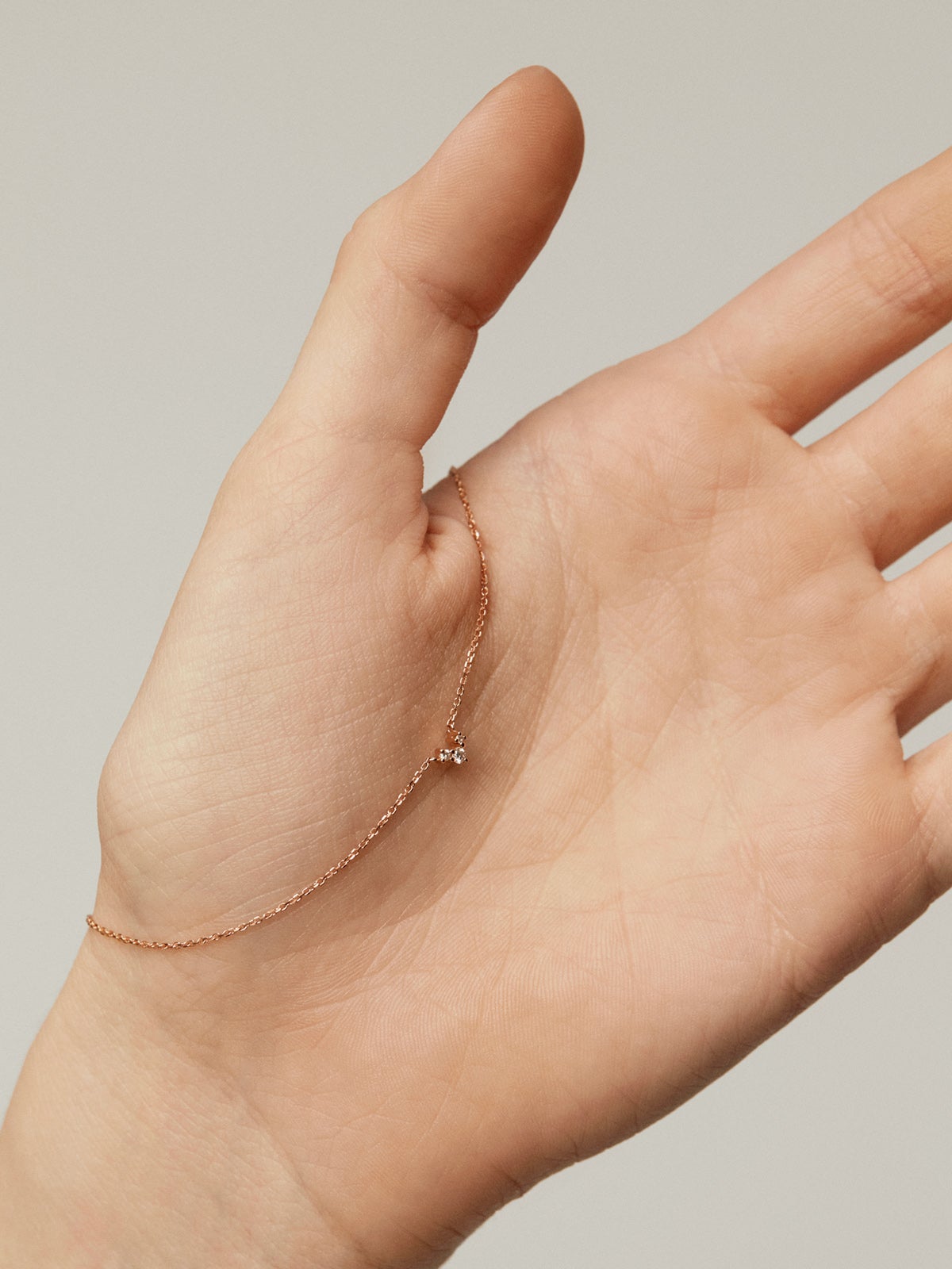 Colgante de oro rosa de 9K con triple diamante