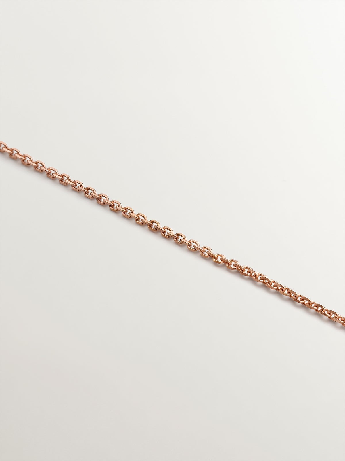 Colgante de oro rosa de 9K con triple diamante