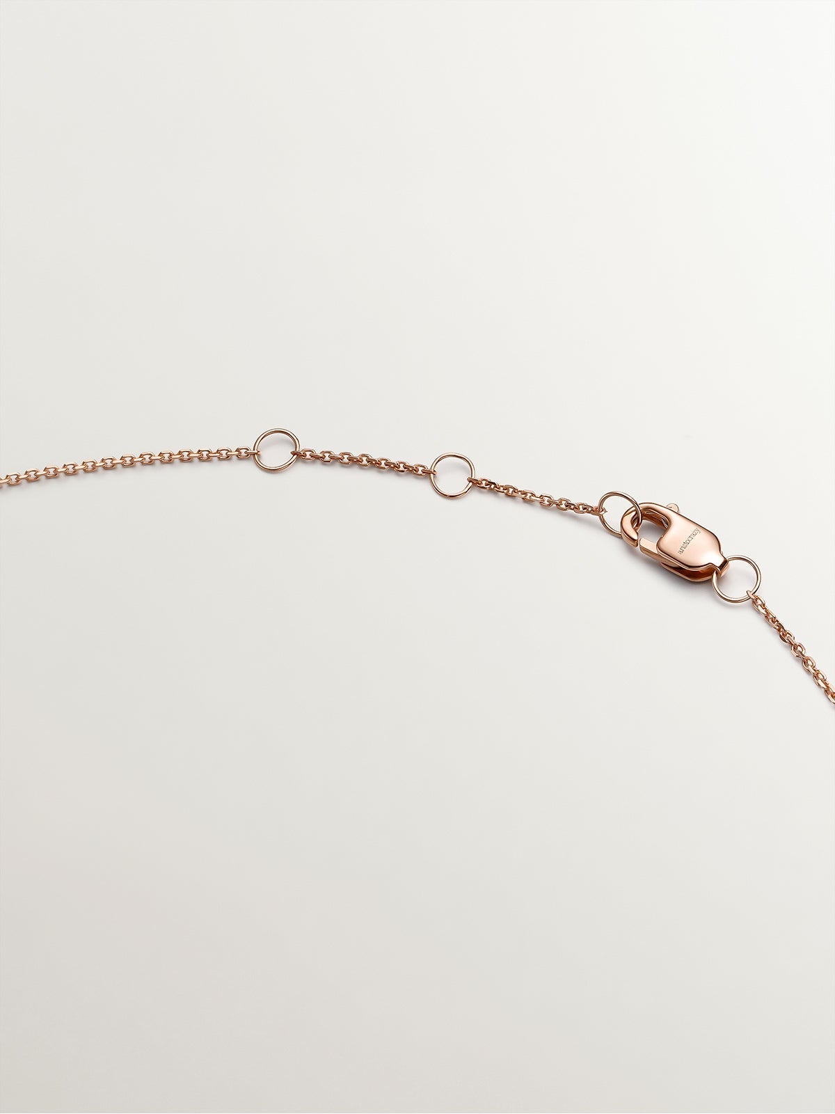 Colgante de oro rosa de 9K con triple diamante