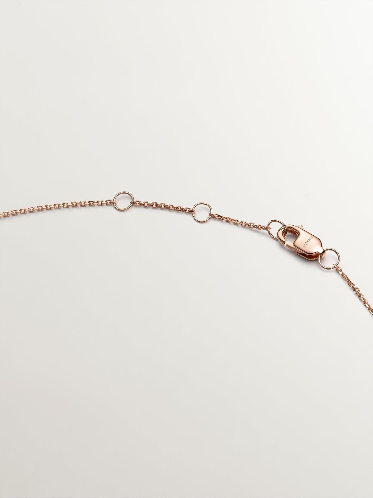 Colgante de oro rosa de 9K con triple diamante