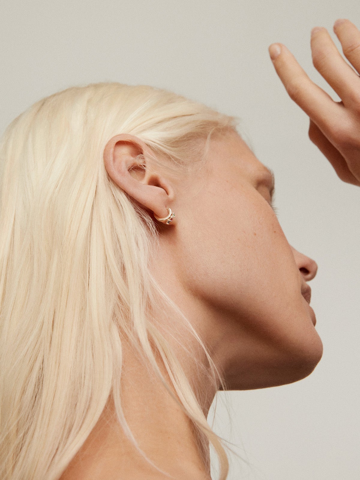 Pendiente individual de aro con esmeralda, rubí y zafiro