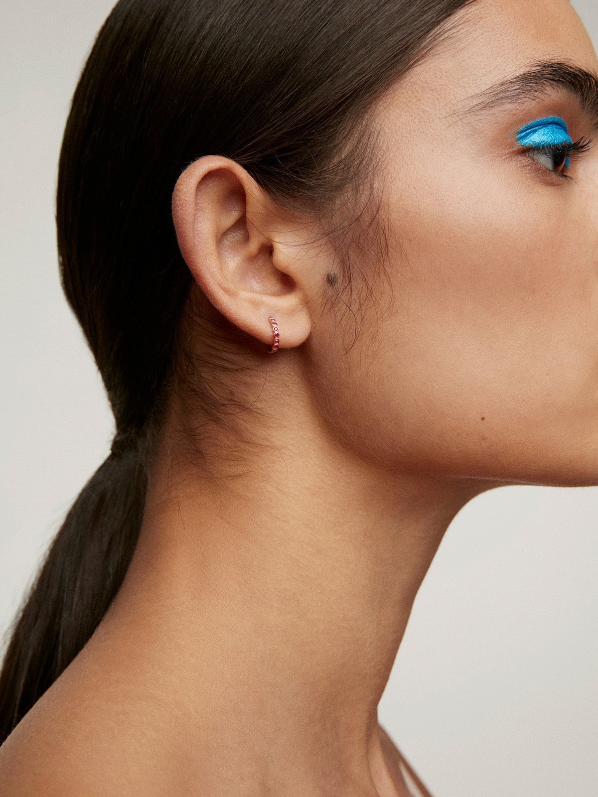 Pendiente individual de aro de oro rosa de 9K con rubíes