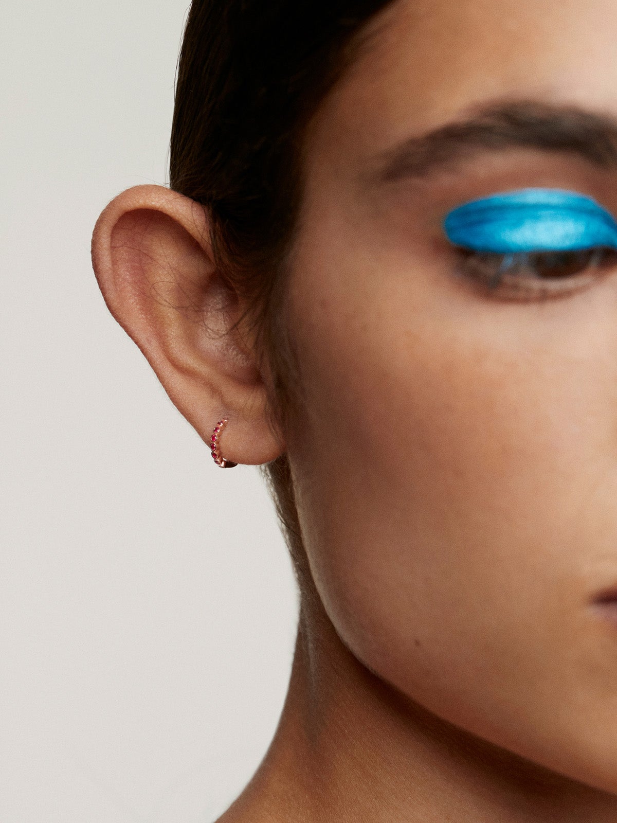 Pendiente individual de aro de oro rosa de 9K con rubíes