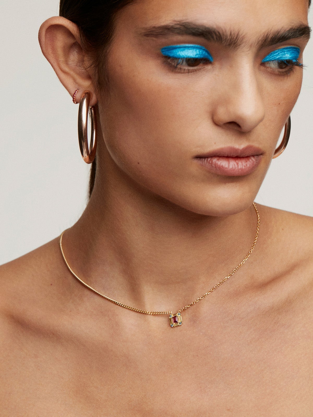 Pendiente individual de aro de oro rosa de 9K con rubíes