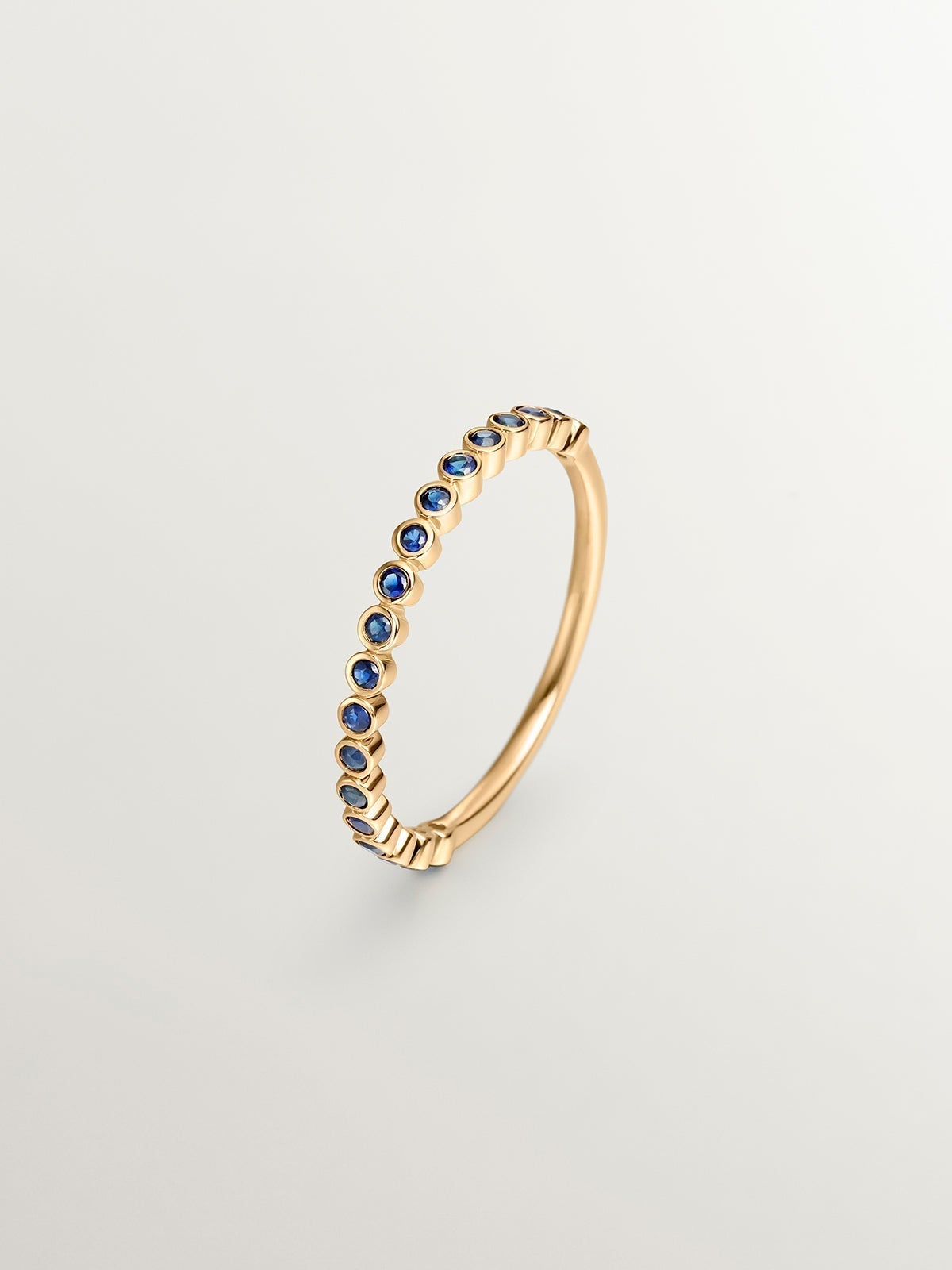 Anillo de oro amarillo de 9K con zafiros