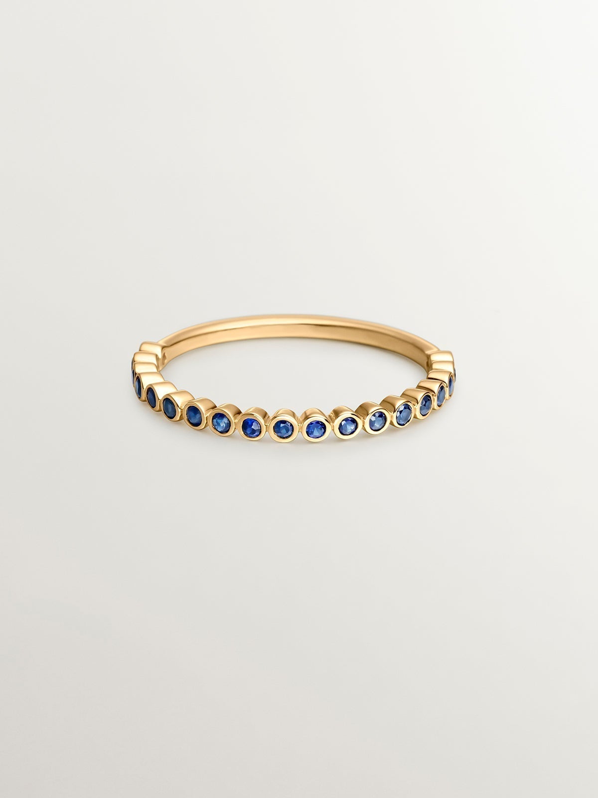Anillo de oro amarillo de 9K con zafiros