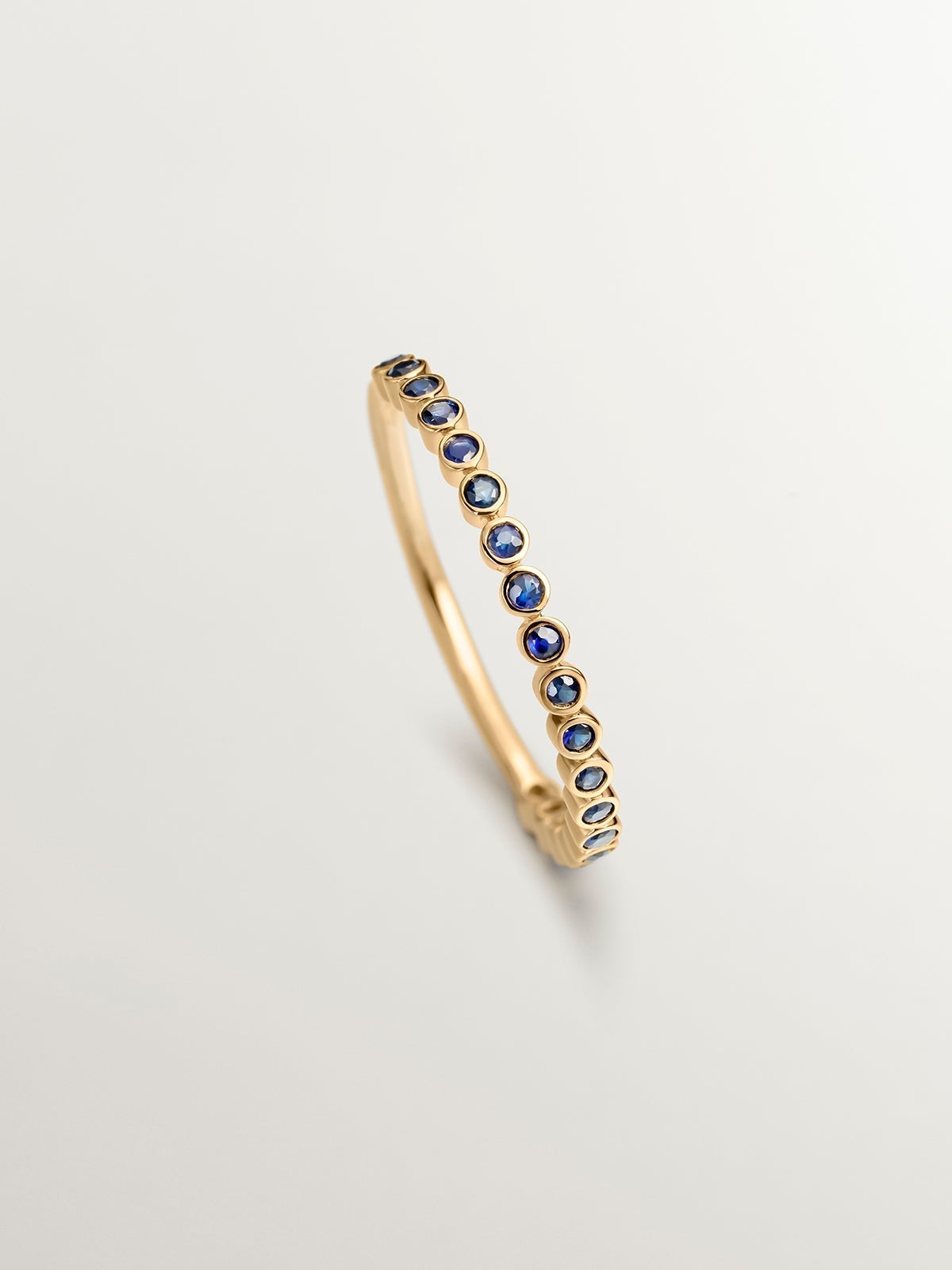 Anillo de oro amarillo de 9K con zafiros