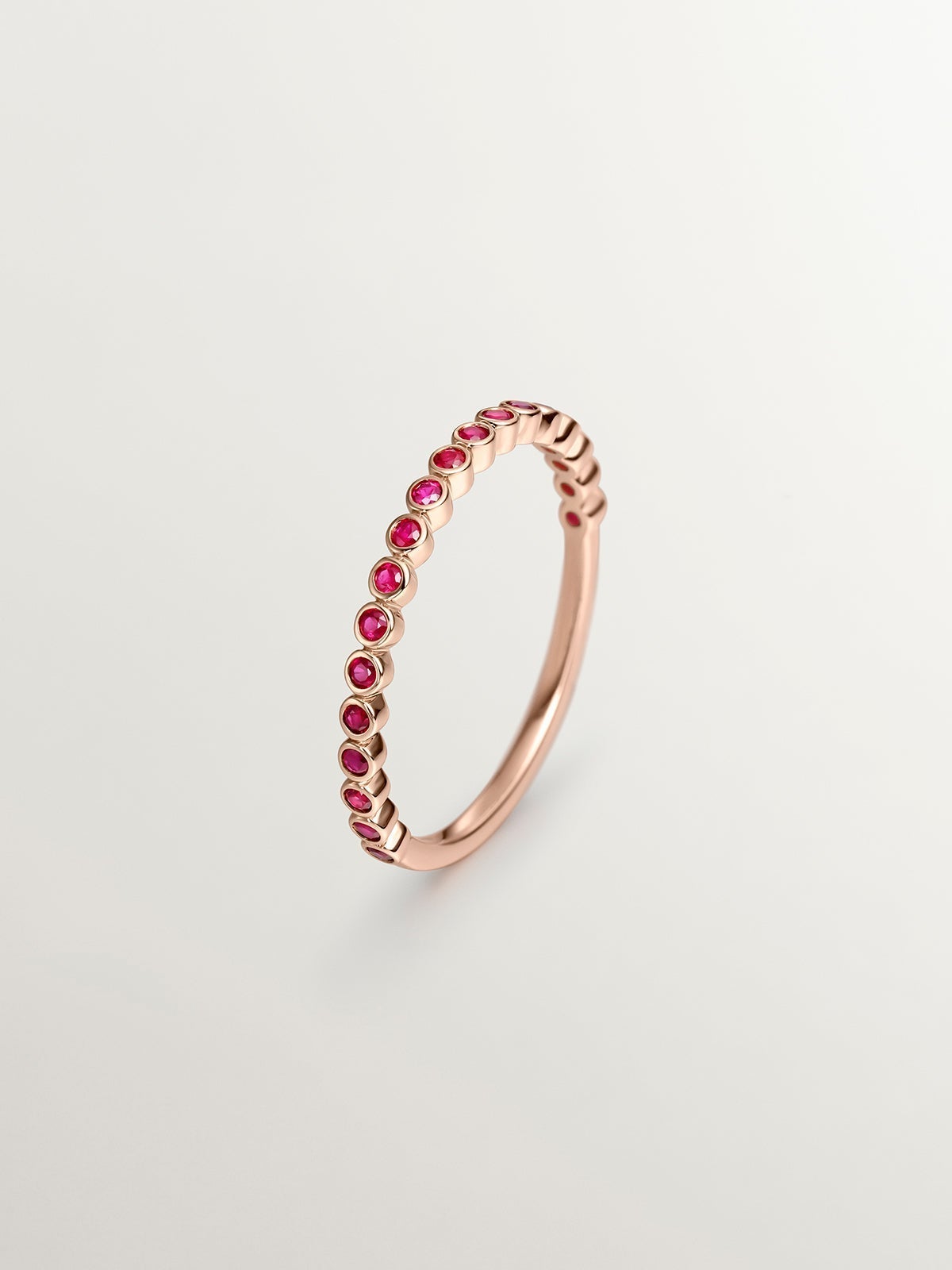 Anillo de oro rosa de 9K con rubíes
