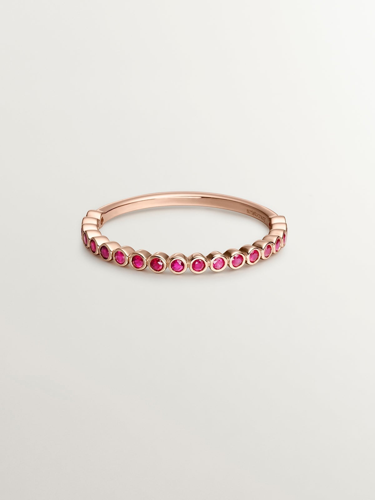 Anillo de oro rosa de 9K con rubíes