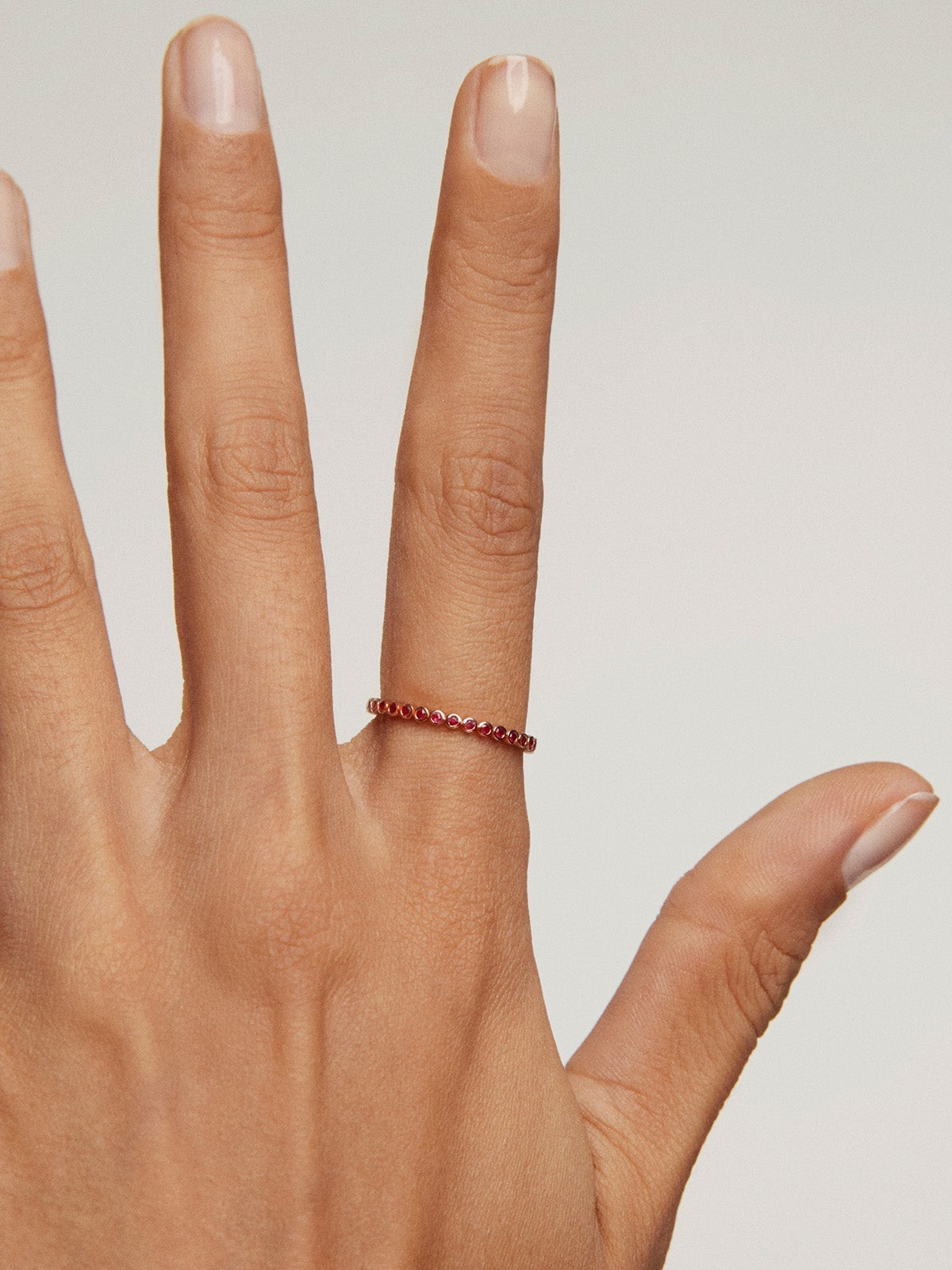Anillo de oro rosa de 9K con rubíes