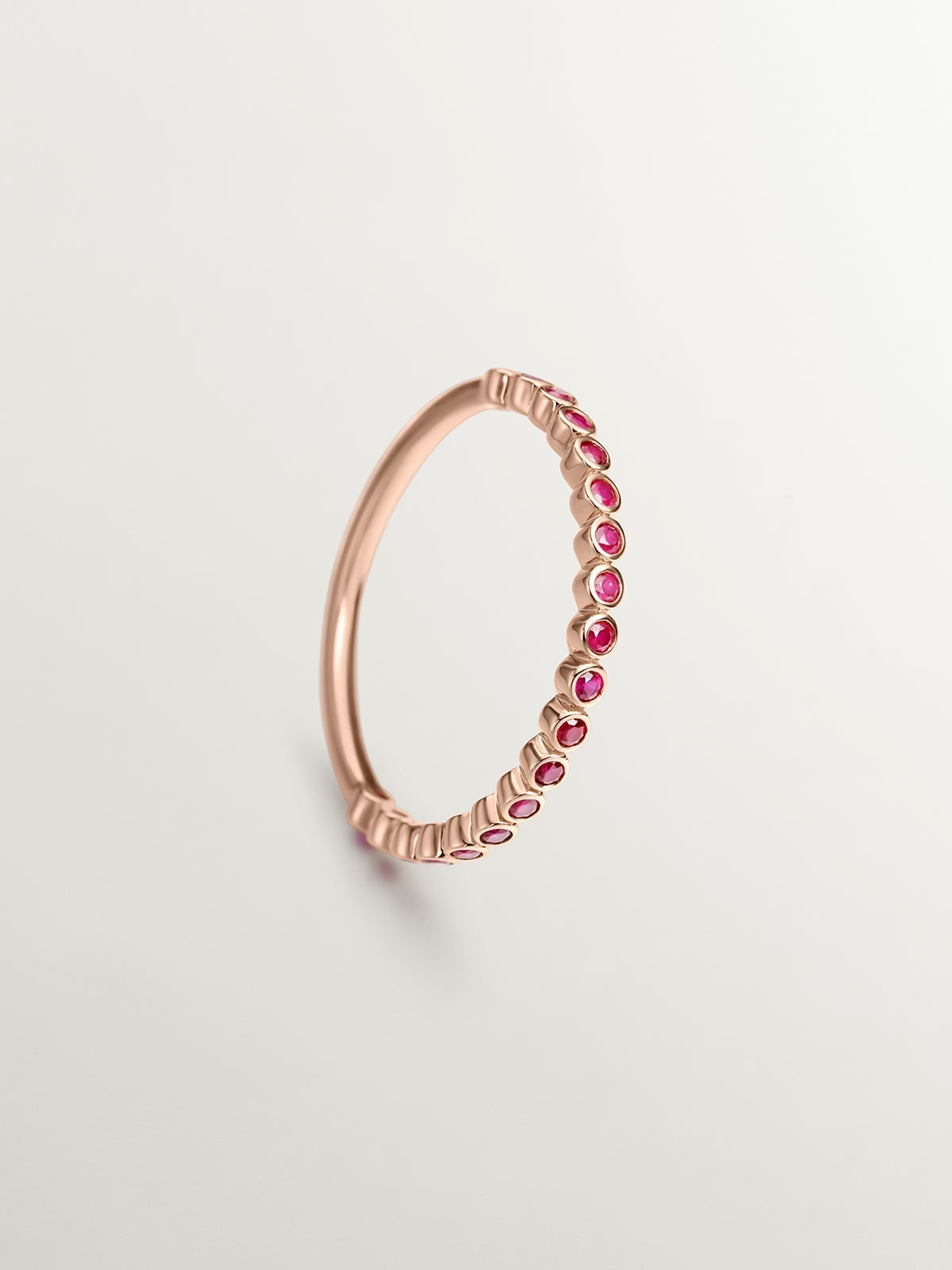 Anillo de oro rosa de 9K con rubíes