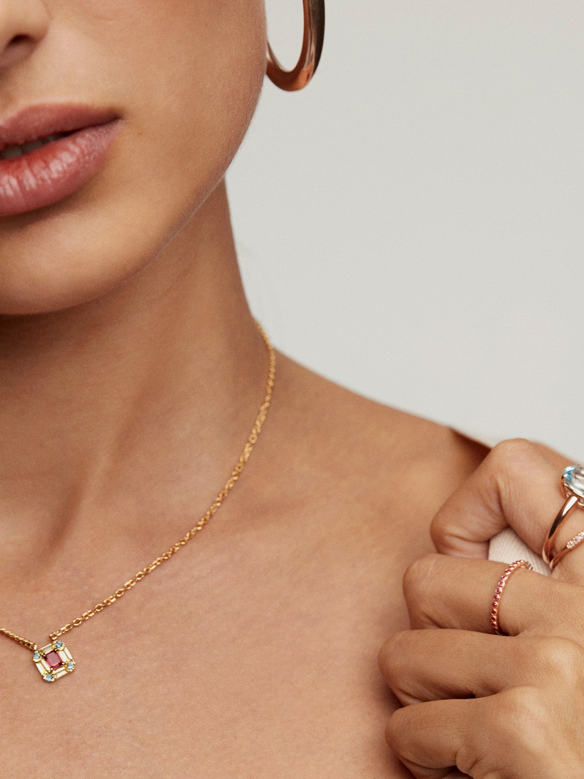 Anillo de oro rosa de 9K con rubíes