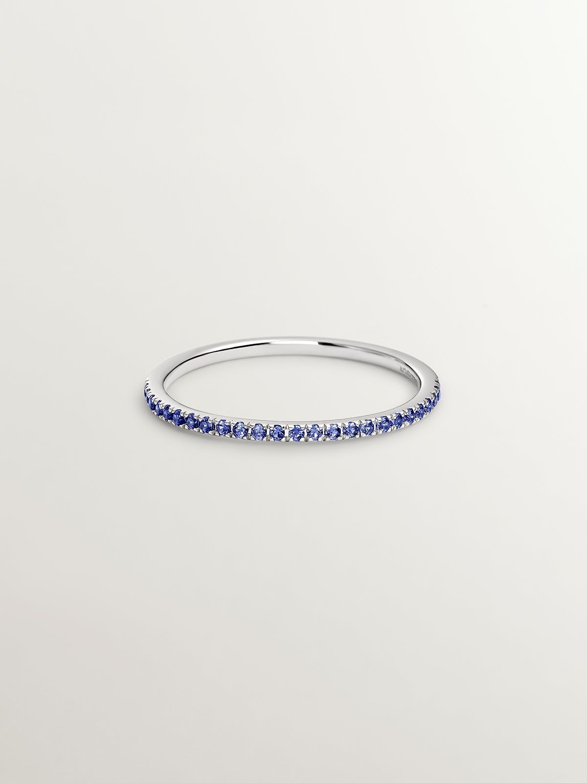 Anillo de oro blanco de 9K con zafiros azules