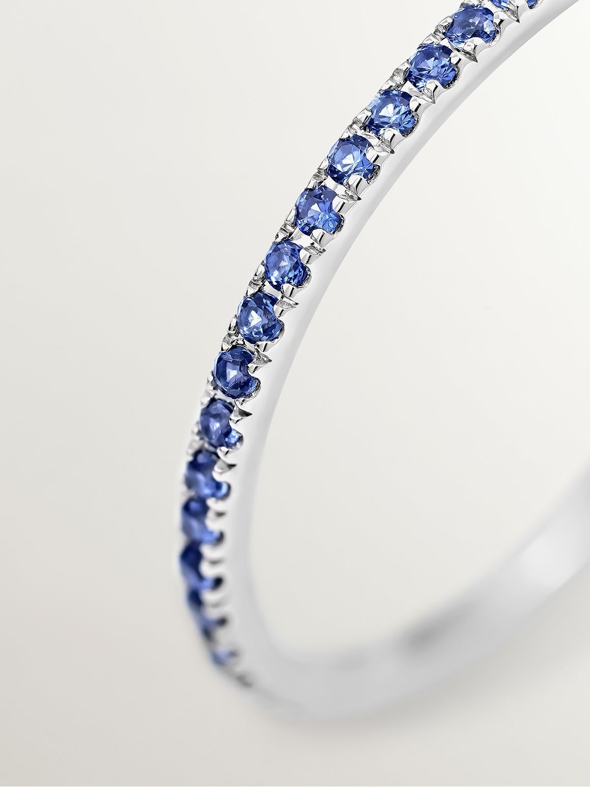 Anillo de oro blanco de 9K con zafiros azules