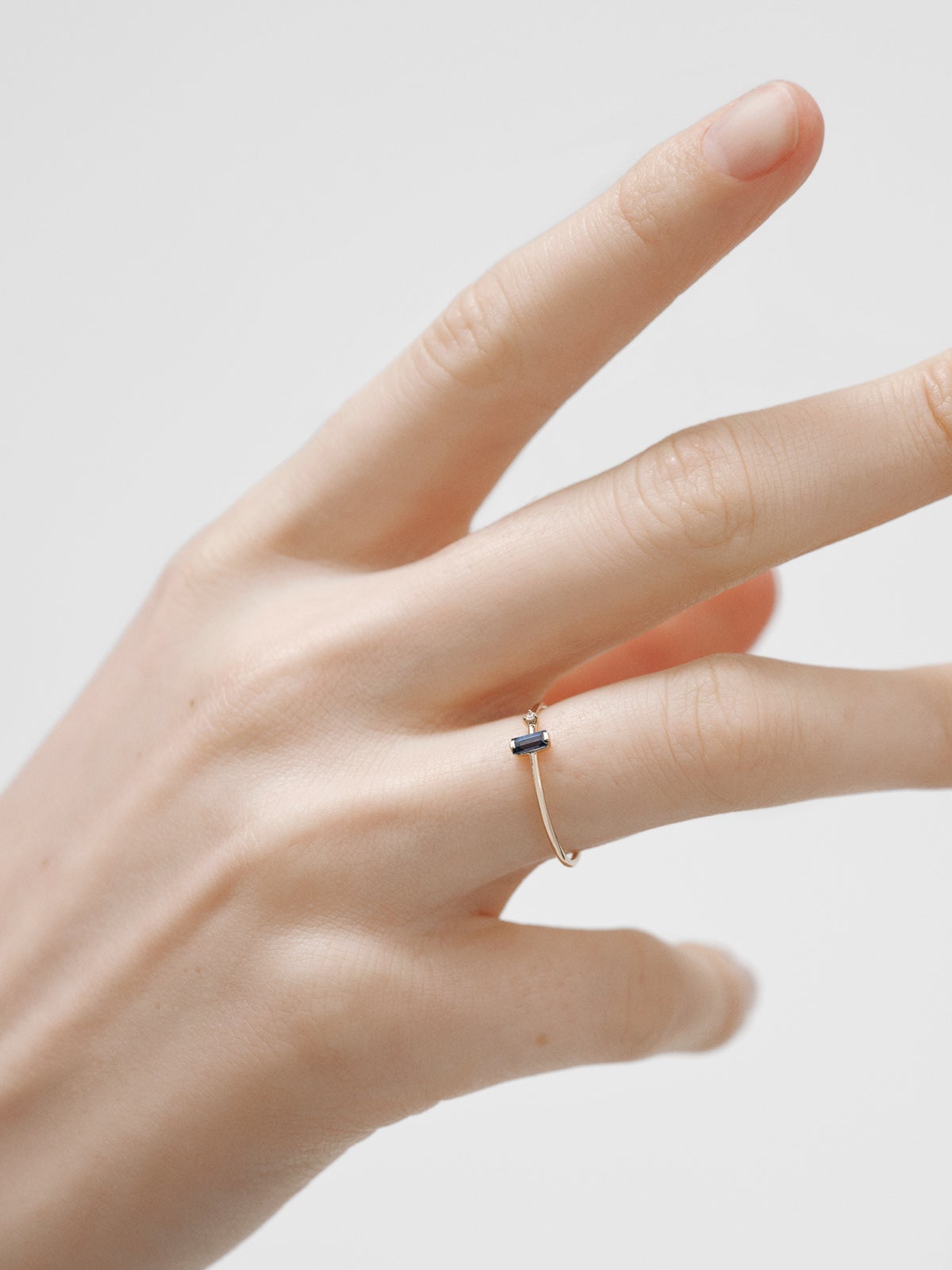 Anillo solitario de oro amarillo de 9K con zafiro azul y diamante